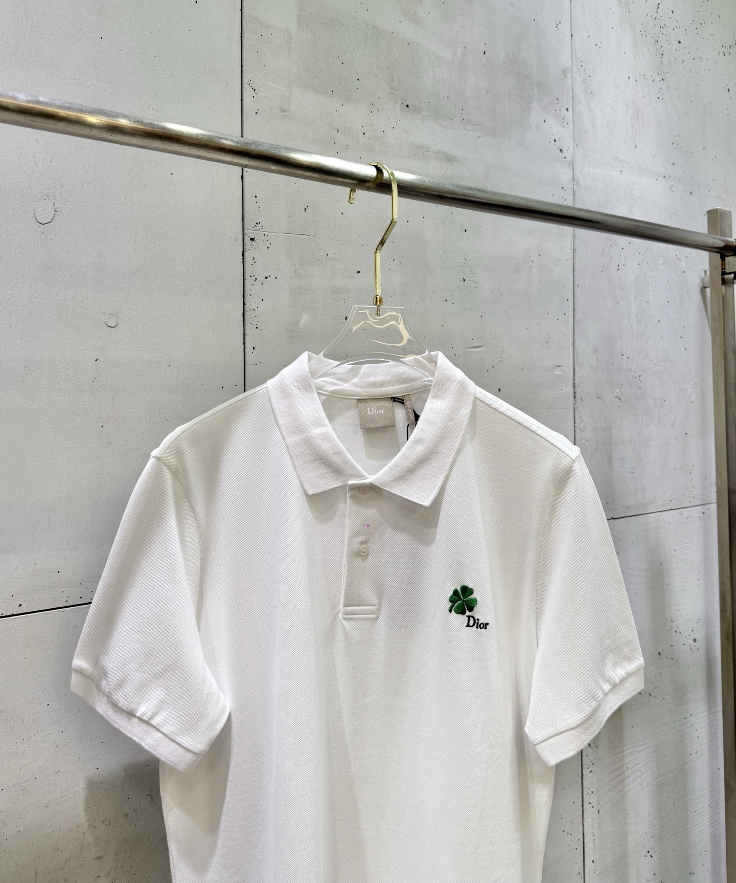 Dior Dior迪奥 SS26 四叶草刺绣珍珠贝母扣短袖翻领Polo衫
