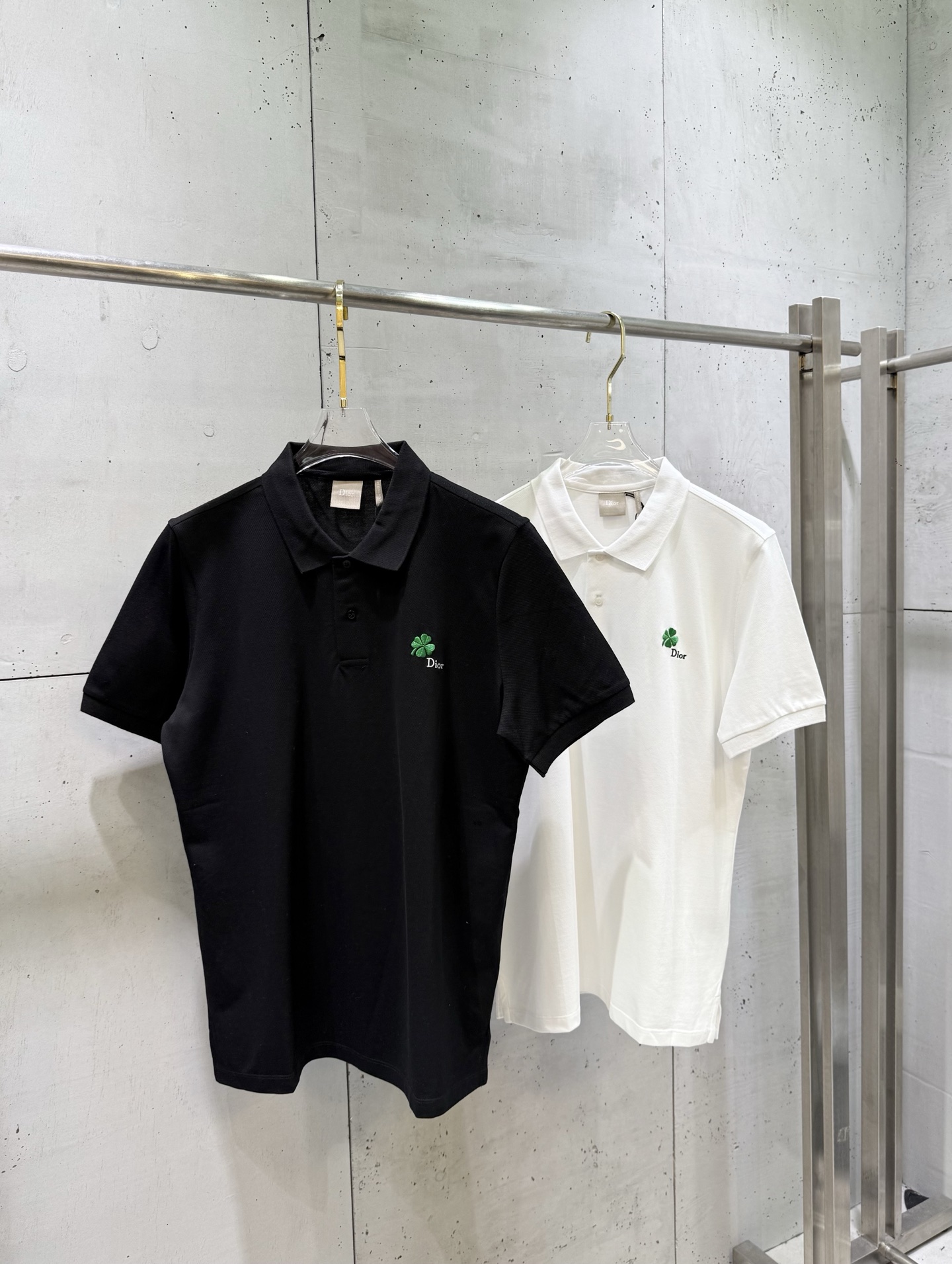 Dior Dior迪奥 SS26 四叶草刺绣珍珠贝母扣短袖翻领Polo衫