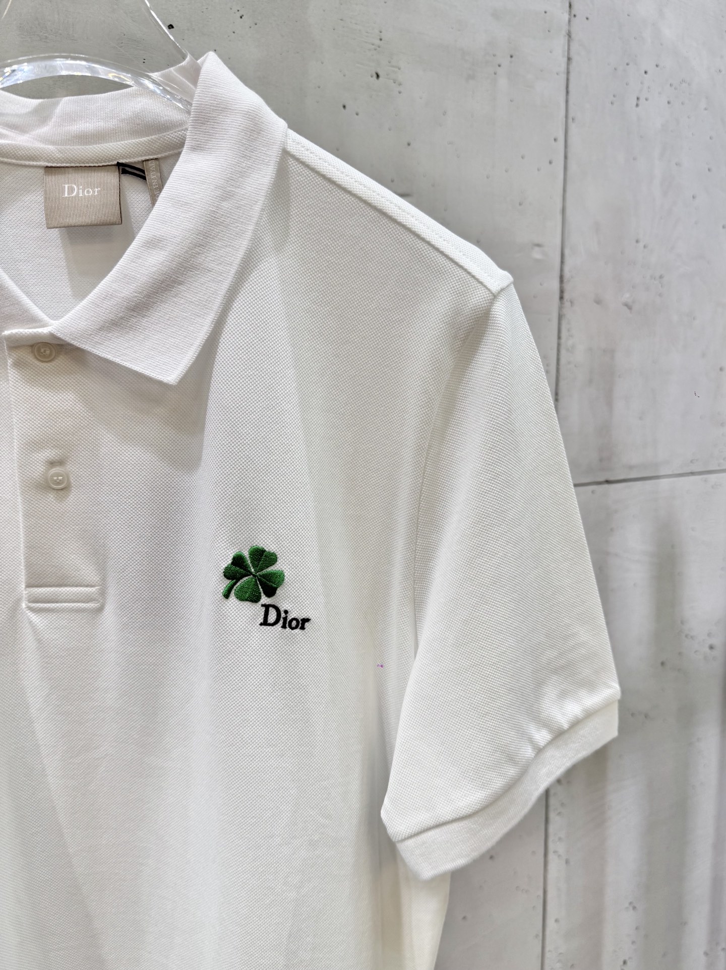 Dior Dior迪奥 SS26 四叶草刺绣珍珠贝母扣短袖翻领Polo衫