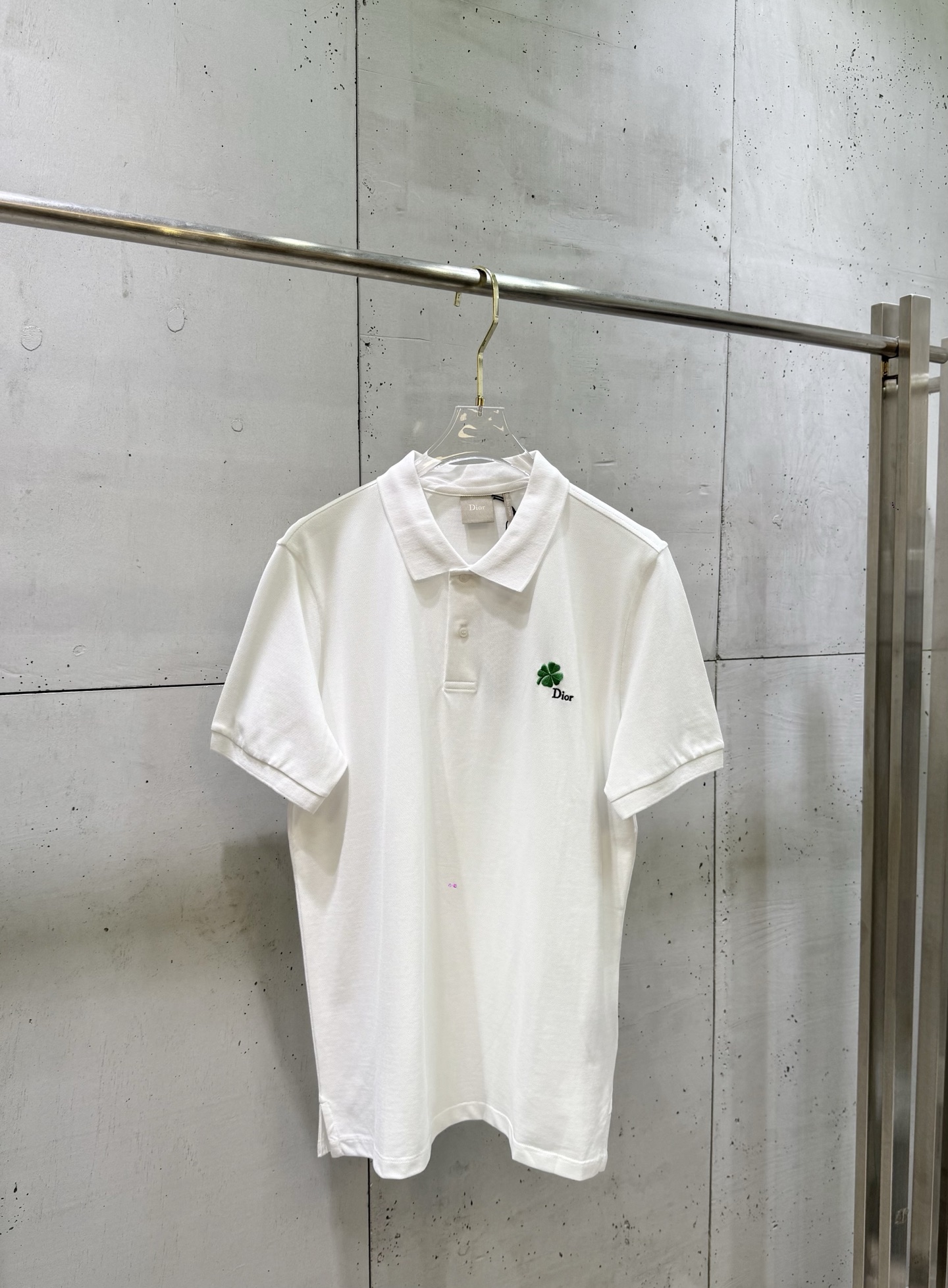 Dior Dior迪奥 SS26 四叶草刺绣珍珠贝母扣短袖翻领Polo衫