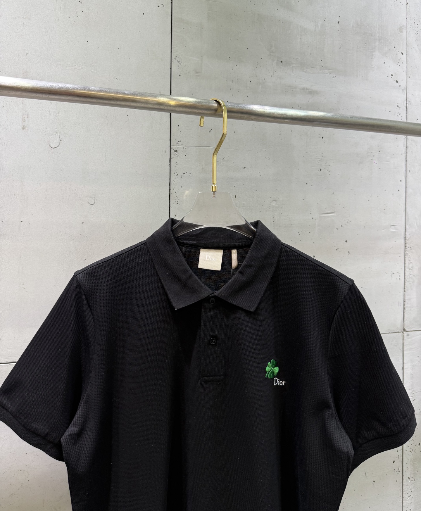 Dior Dior迪奥 SS26 四叶草刺绣珍珠贝母扣短袖翻领Polo衫