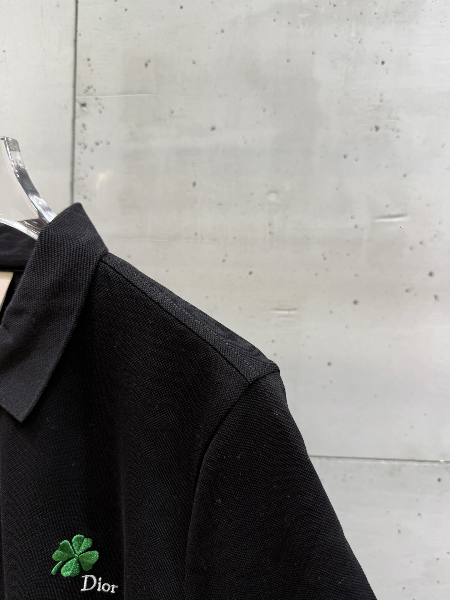 Dior Dior迪奥 SS26 四叶草刺绣珍珠贝母扣短袖翻领Polo衫
