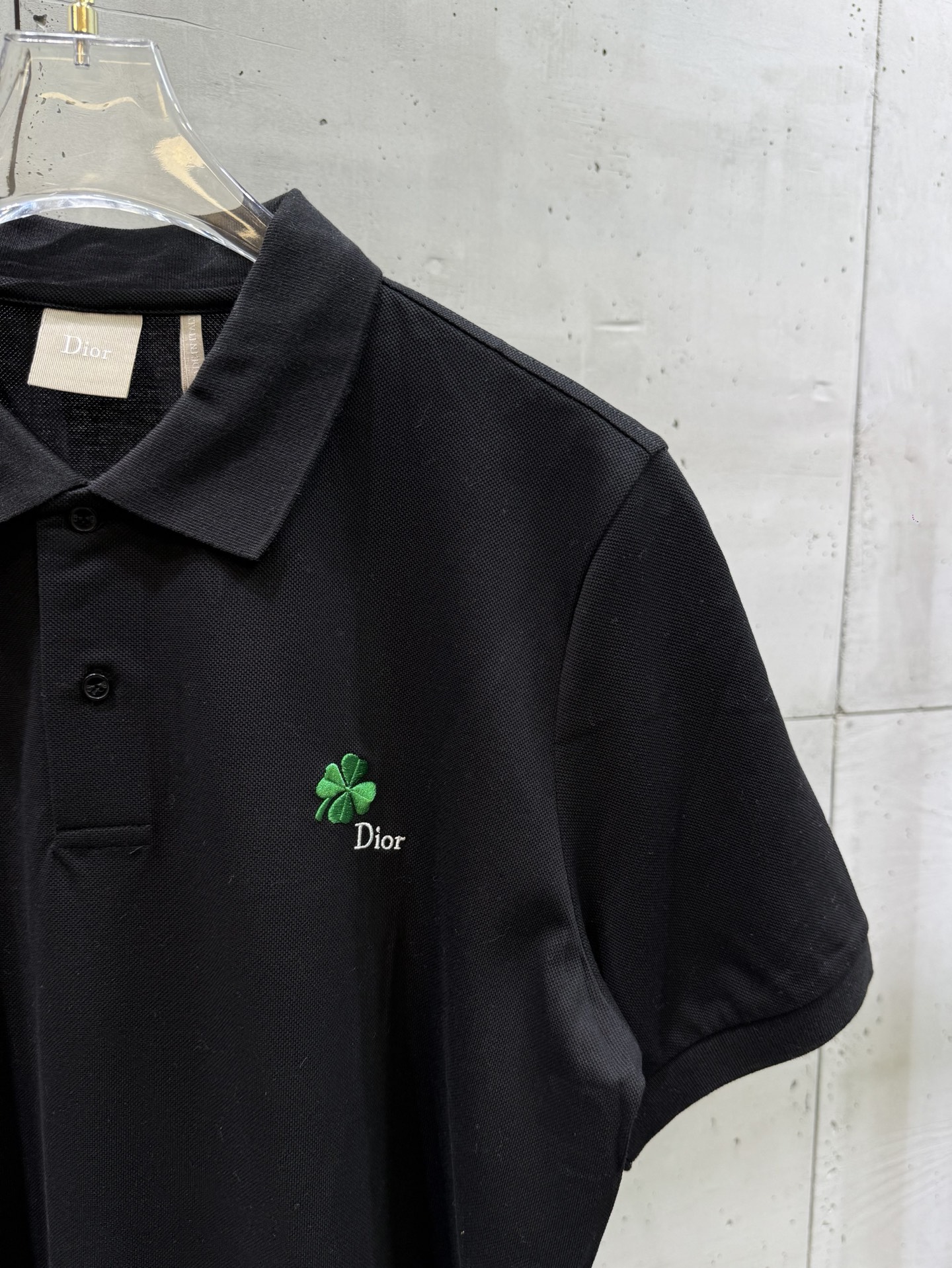 Dior Dior迪奥 SS26 四叶草刺绣珍珠贝母扣短袖翻领Polo衫