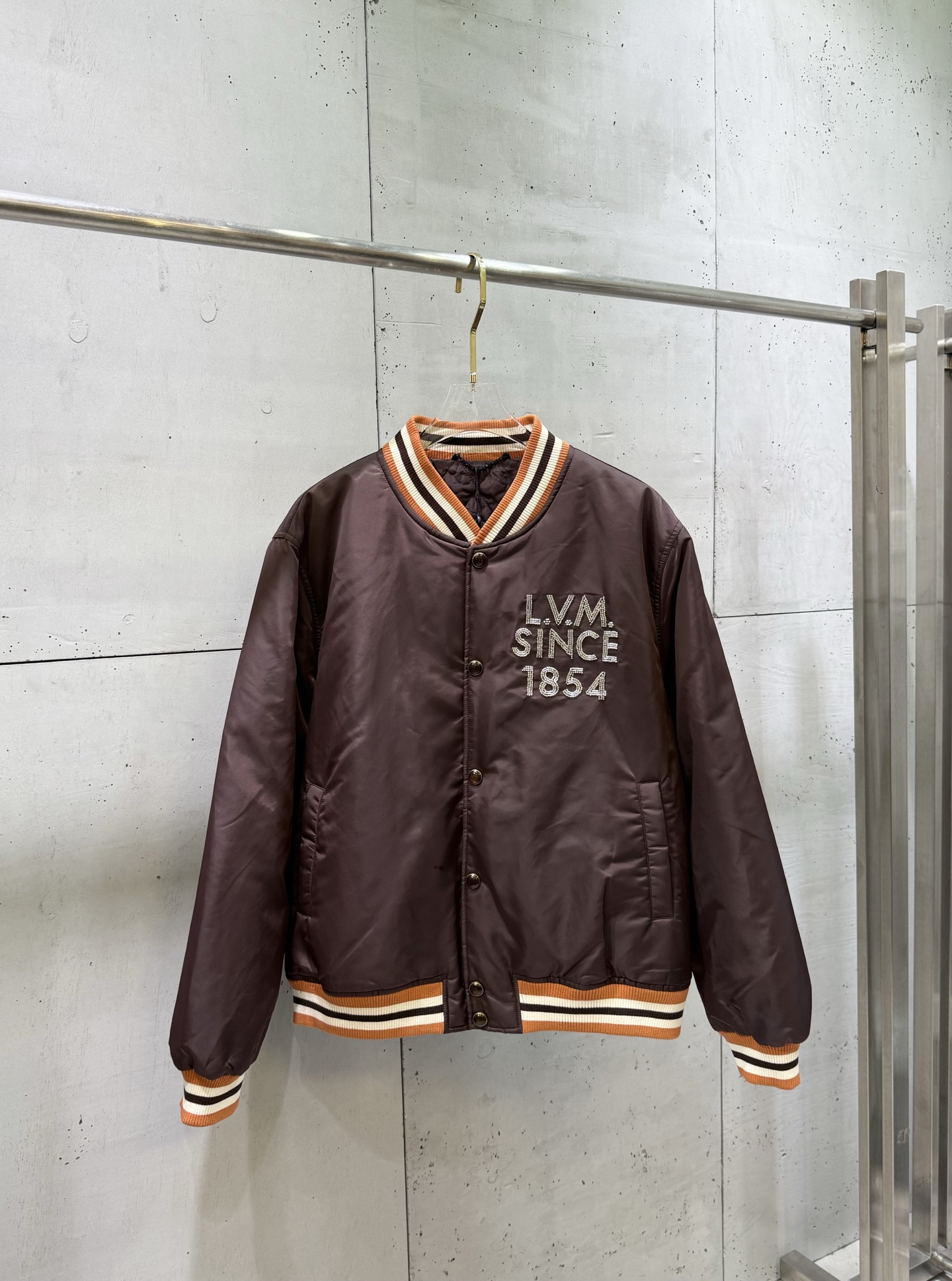 Chaqueta tipo túnica bomber P405 1V/Louis 26SS decorada con bordados de diamantes calientes. El bordado de cuentas plat…