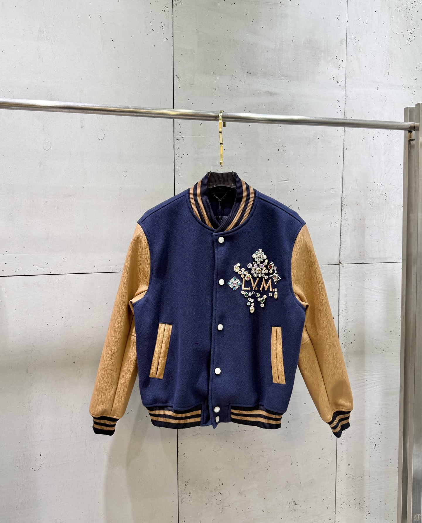 P405 1V Louis SS26 Chaqueta de béisbol de cuero, nuevo estilo de principios de primavera con cuentas hechas a mano y pe…