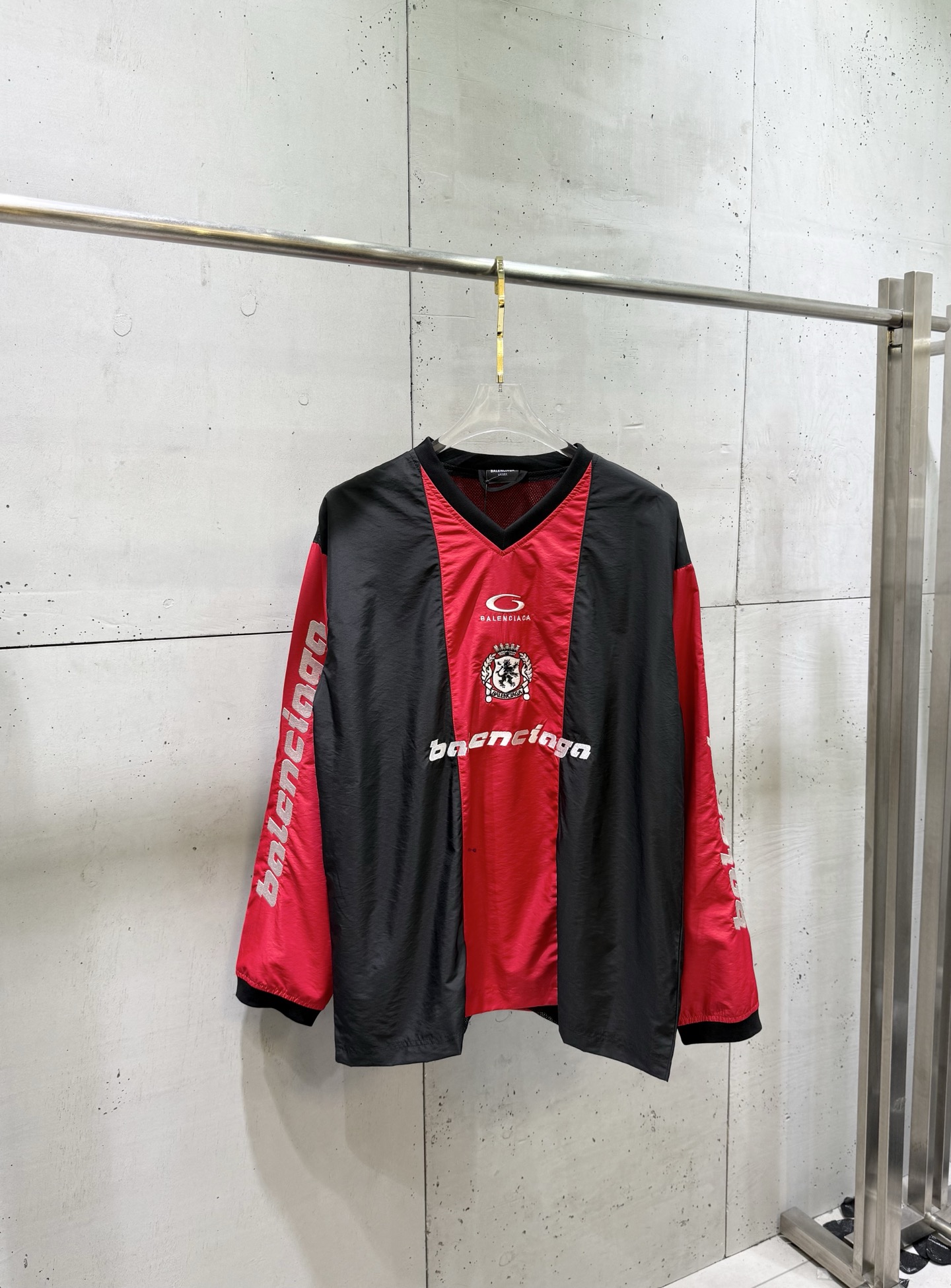 Balenciaga BLCG巴黎世家 曼联联名红黑拼色刺绣 球衣版型融入先锋廓形 Oversized剪裁松弛不拖沓