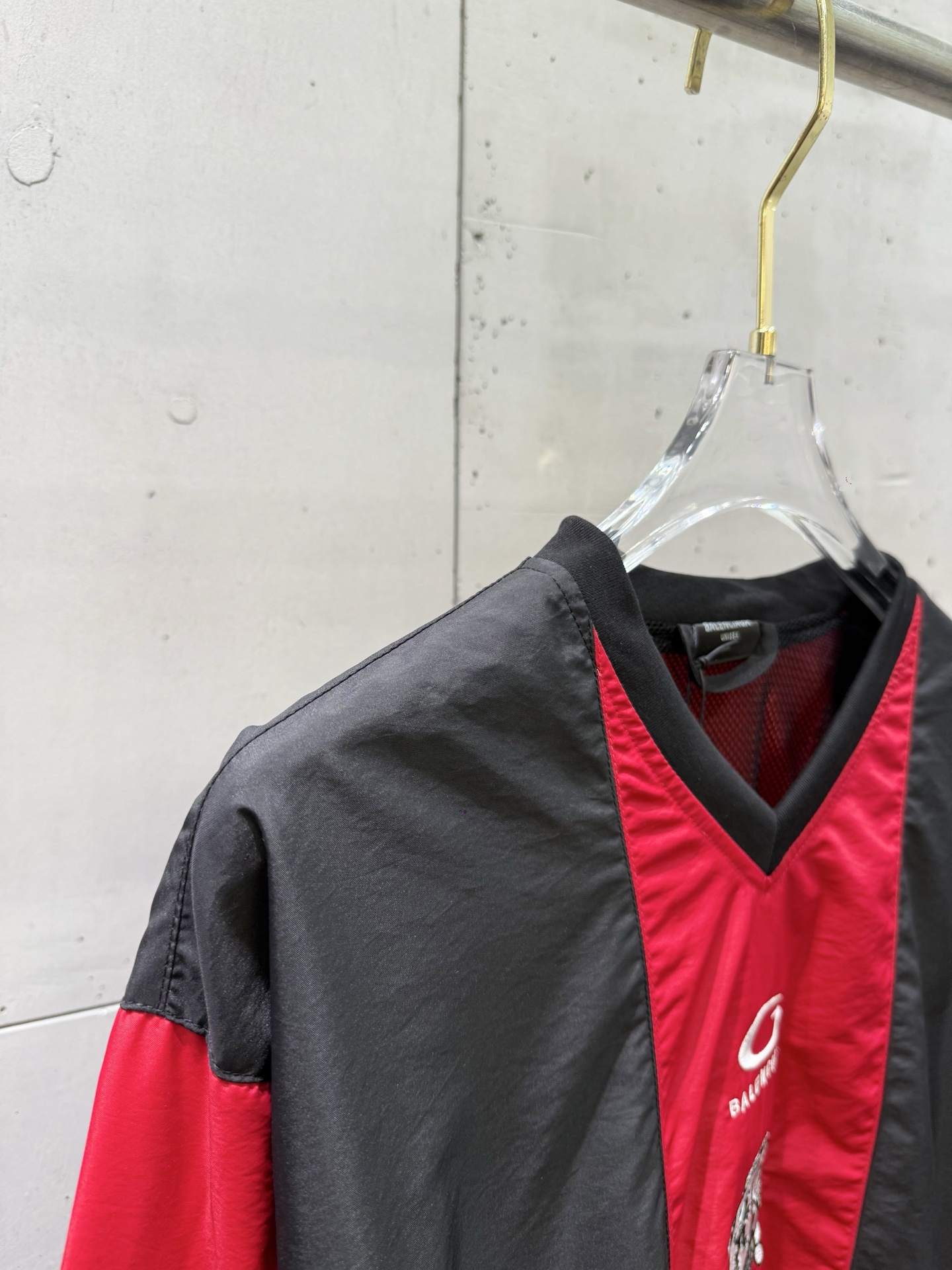 Balenciaga BLCG巴黎世家 曼联联名红黑拼色刺绣 球衣版型融入先锋廓形 Oversized剪裁松弛不拖沓