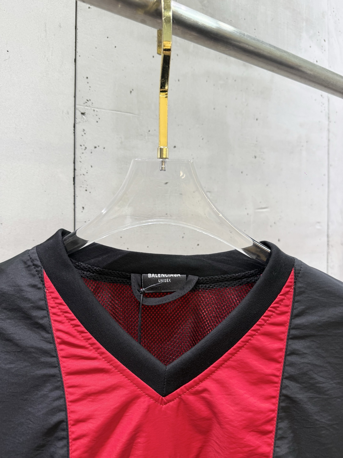 Balenciaga BLCG巴黎世家 曼联联名红黑拼色刺绣 球衣版型融入先锋廓形 Oversized剪裁松弛不拖沓