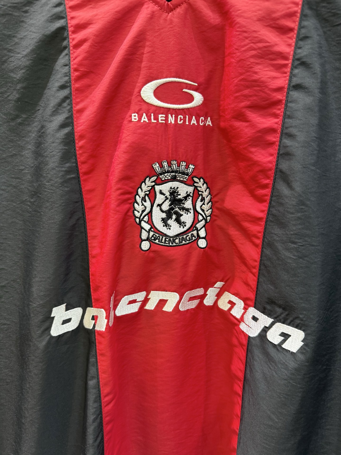 Balenciaga BLCG巴黎世家 曼联联名红黑拼色刺绣 球衣版型融入先锋廓形 Oversized剪裁松弛不拖沓