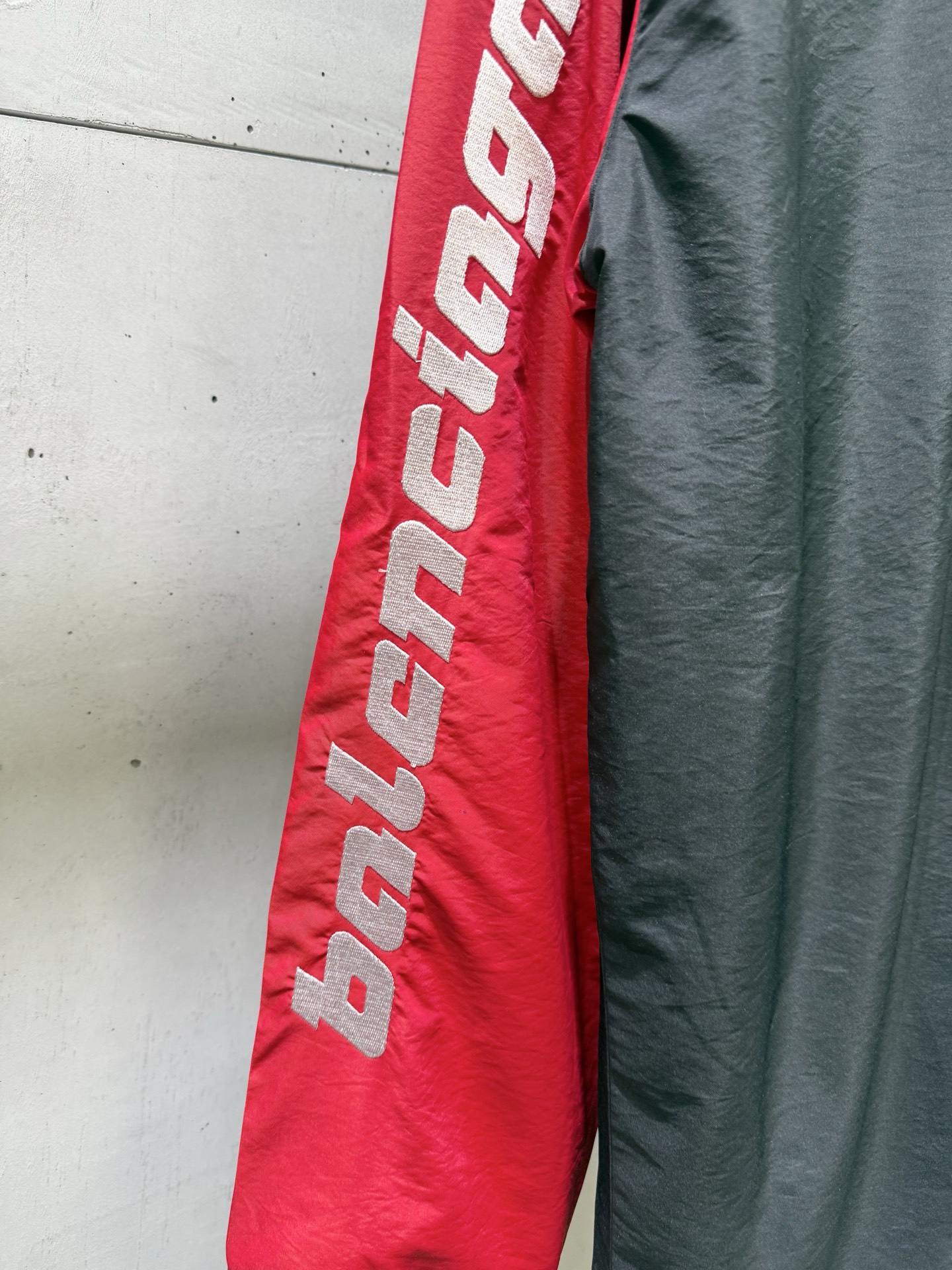 Balenciaga BLCG巴黎世家 曼联联名红黑拼色刺绣 球衣版型融入先锋廓形 Oversized剪裁松弛不拖沓