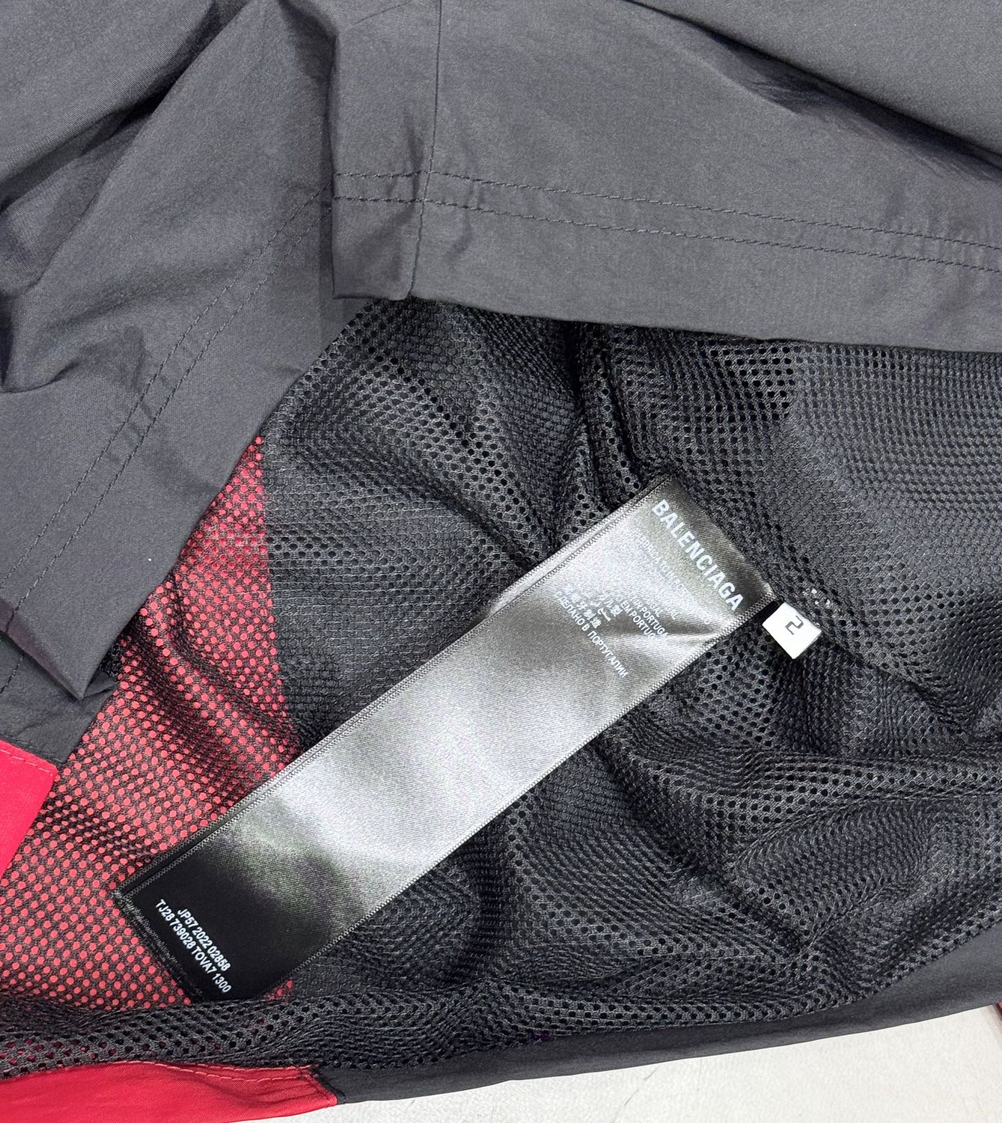 Balenciaga BLCG巴黎世家 曼联联名红黑拼色刺绣 球衣版型融入先锋廓形 Oversized剪裁松弛不拖沓