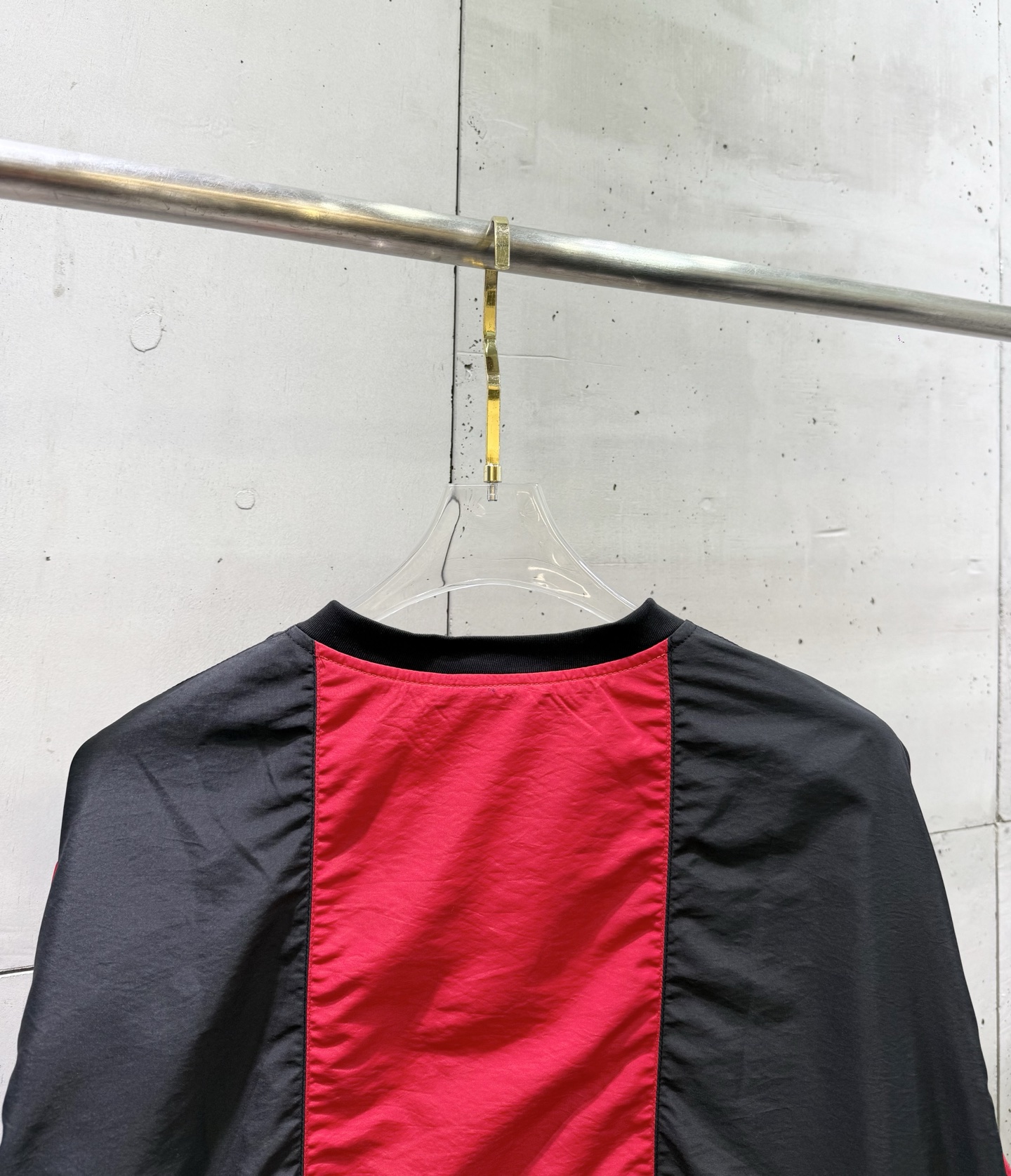Balenciaga BLCG巴黎世家 曼联联名红黑拼色刺绣 球衣版型融入先锋廓形 Oversized剪裁松弛不拖沓