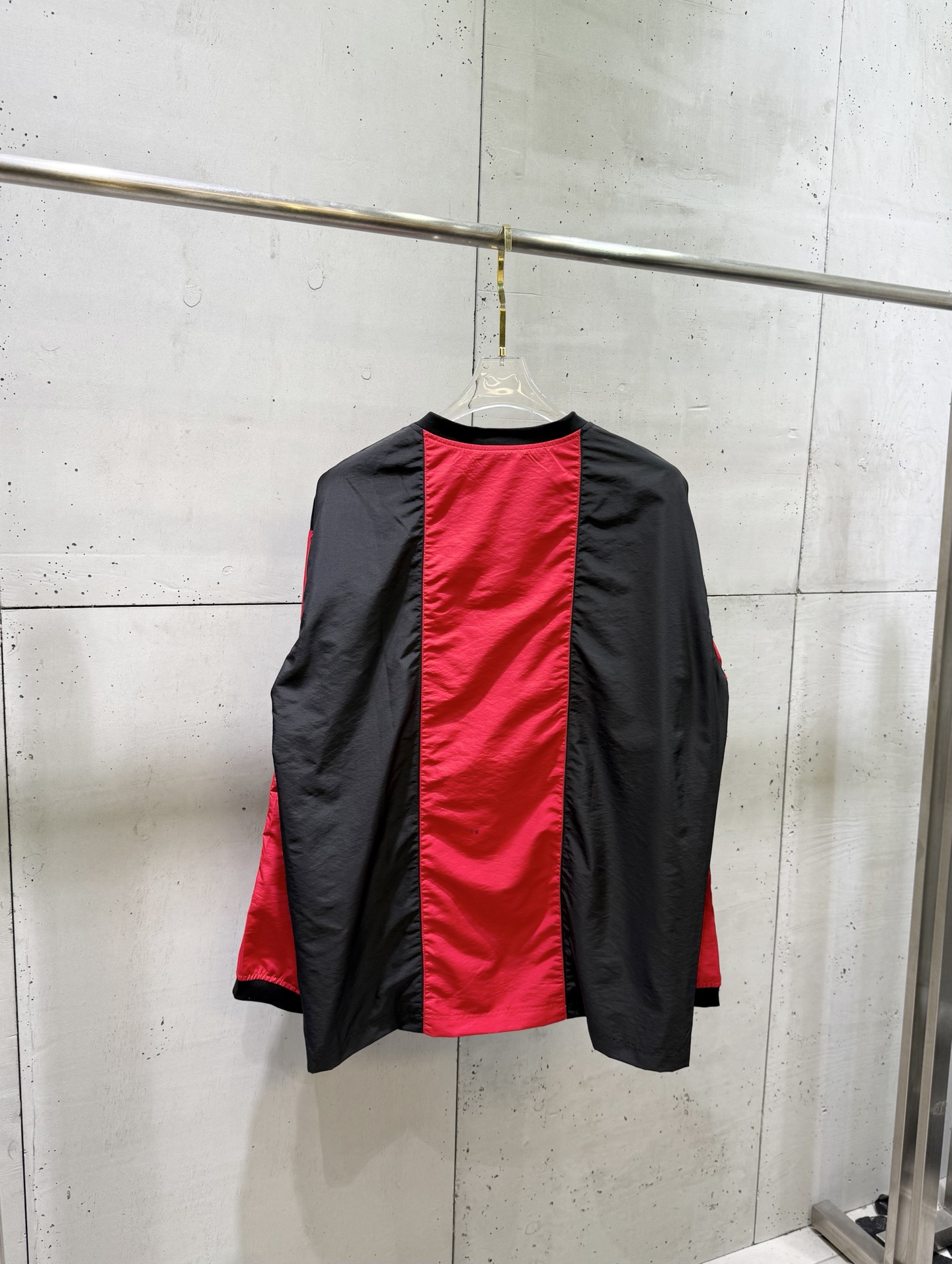 Balenciaga BLCG巴黎世家 曼联联名红黑拼色刺绣 球衣版型融入先锋廓形 Oversized剪裁松弛不拖沓
