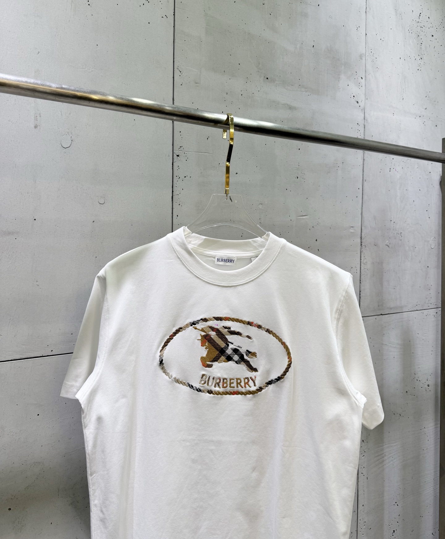 Burberry Burberr巴宝莉 SS26 格纹骑士马术印章刺绣圆领短袖T恤