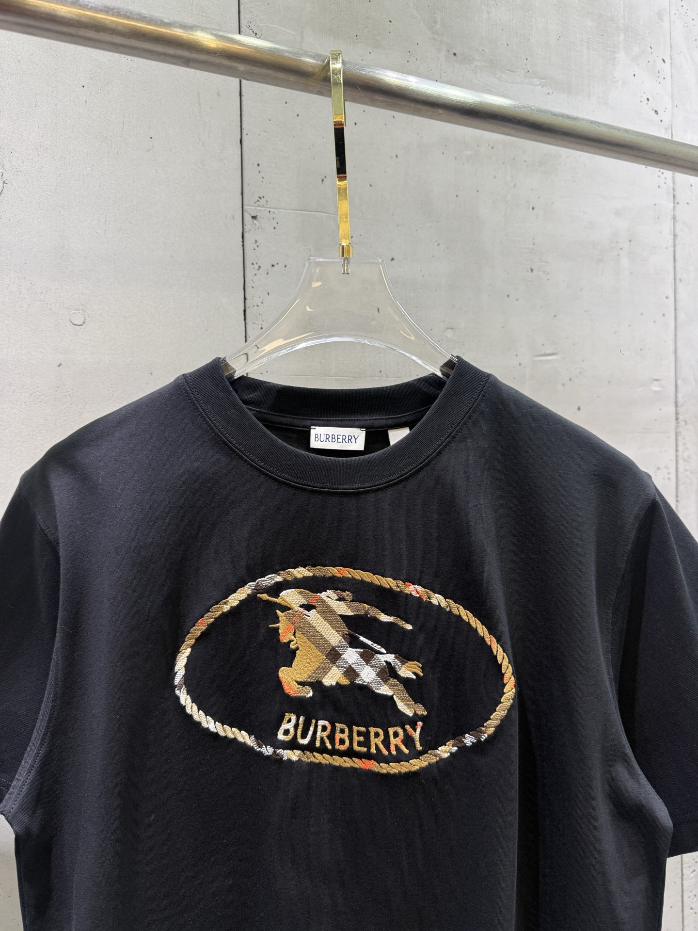 Burberry Burberr巴宝莉 SS26 格纹骑士马术印章刺绣圆领短袖T恤