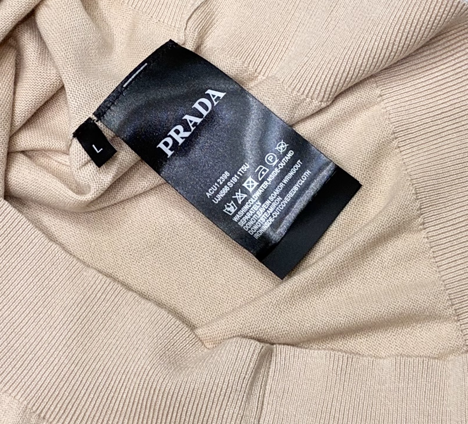 Prada Prad普拉达 26ss V领老钱风POL衫