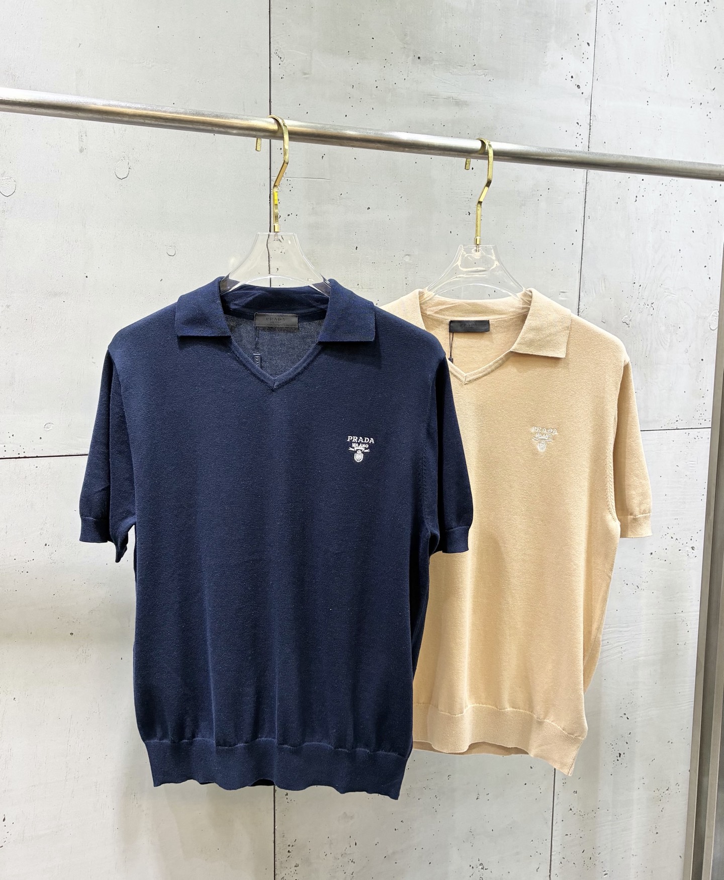 Prada Prad普拉达 26ss V领老钱风POL衫