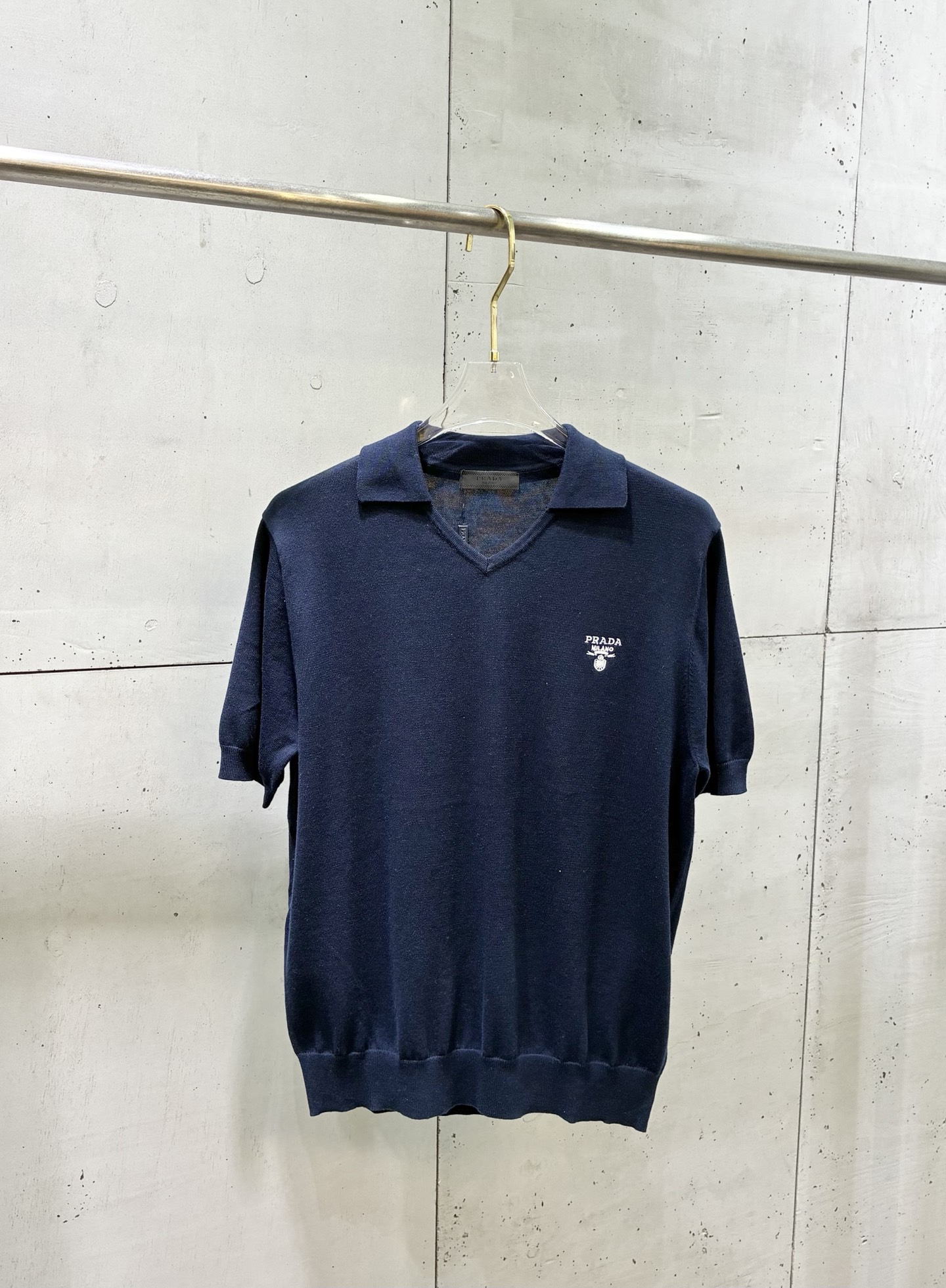 Prada Prad普拉达 26ss V领老钱风POL衫