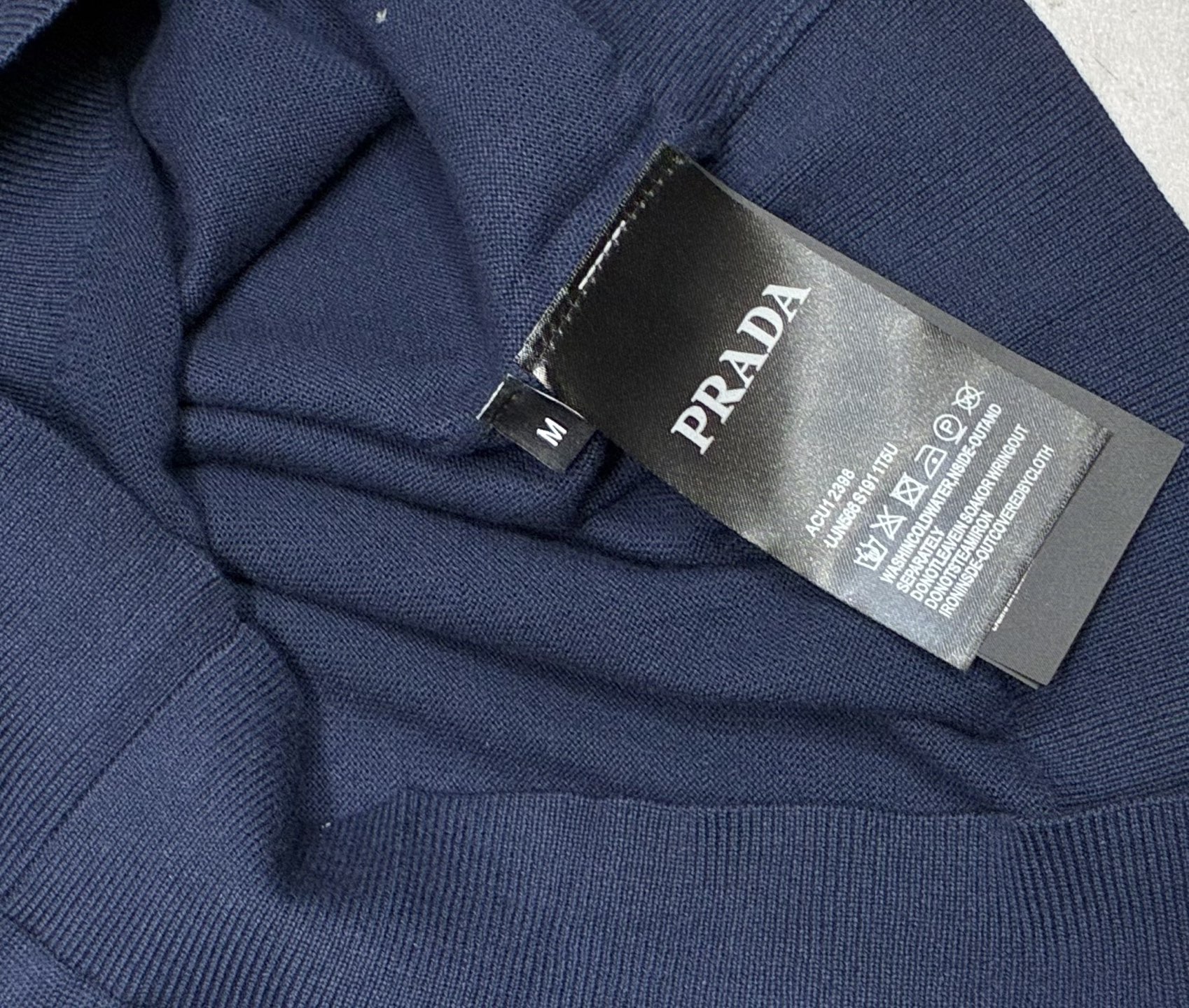 Prada Prad普拉达 26ss V领老钱风POL衫