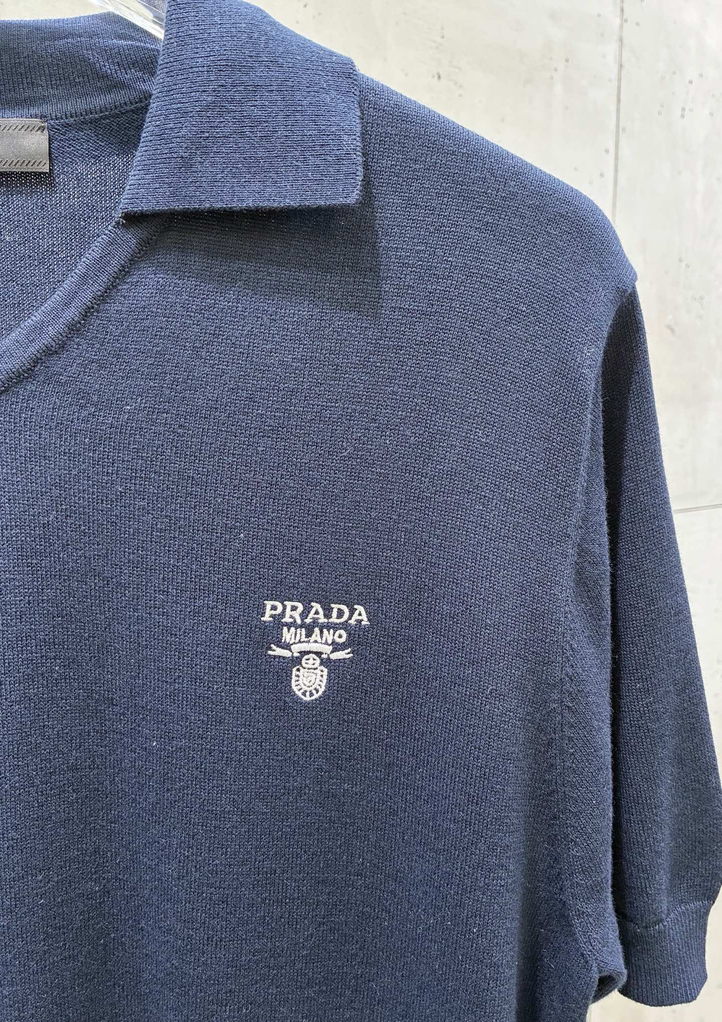 Prada Prad普拉达 26ss V领老钱风POL衫