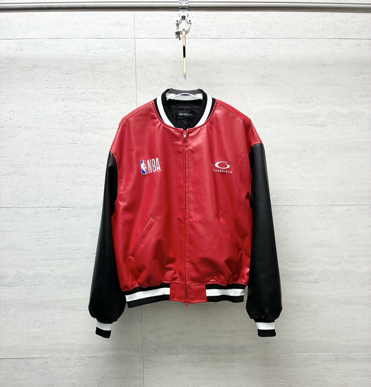 P285 26 nuevo estilo de otoño e invierno Balenciaga y NBA de marca compartida chaqueta de béisbol de cuero en color con…