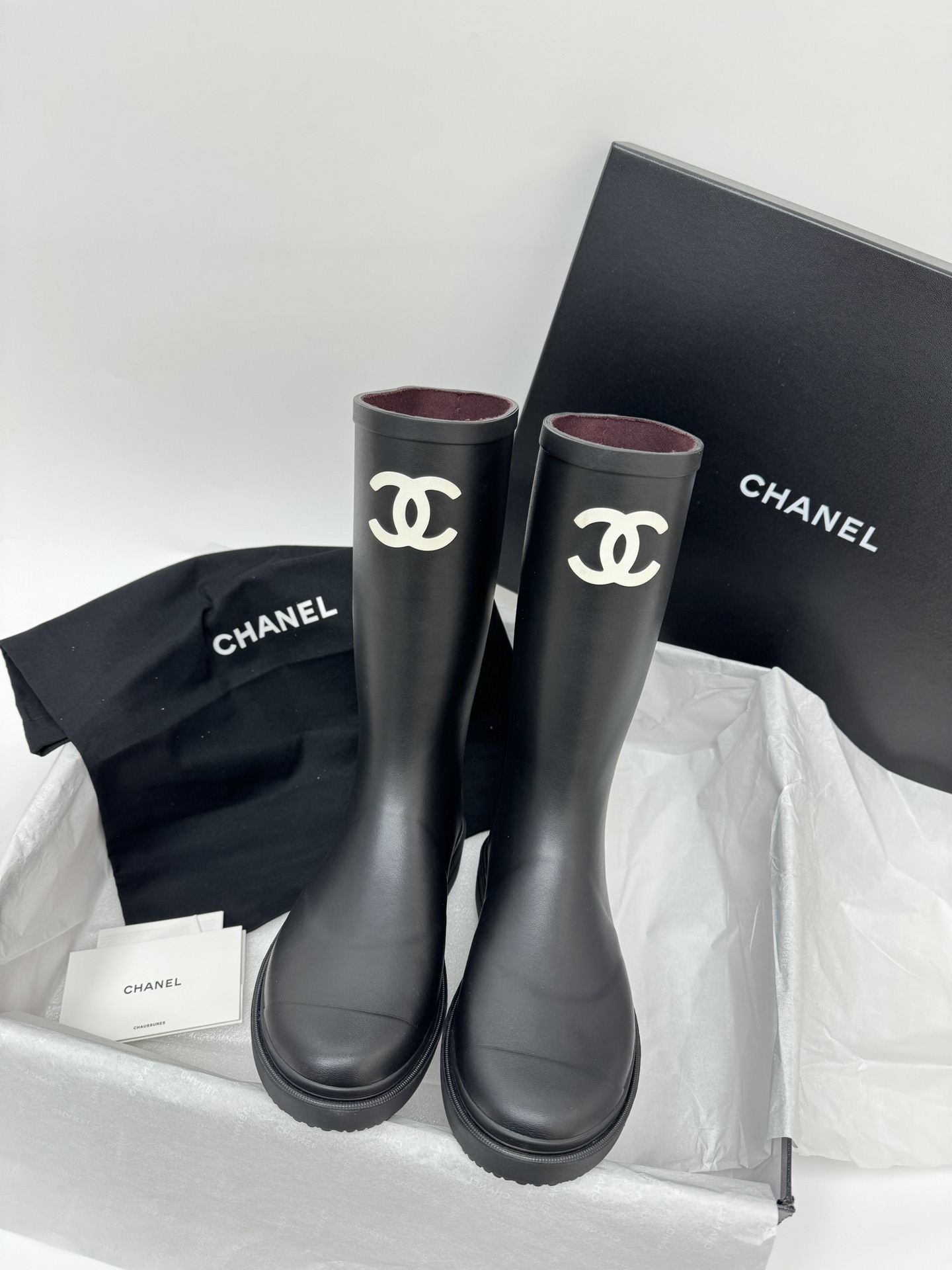 NO:614016,Chane* Vintage Second-hand rain boots series, top version, no seams in the rubber vulcanization process, consistent with the original version, environmentally friendly rubber material, no odor, the sole and the boot shaft are a combined cold bonding process, the shoe material is rubber, the inner velvet cloth fits the feet and does not stick to the feet. Waterproof rain boots, can be worn all year round. Size: 36-40, boots, chanel, boots, rain boots19860909Chane* Vintage 中古雨靴系列 顶级版本 无中缝线橡胶硫化工艺,与原版一致,环保橡胶材质,无异味,鞋底和靴筒是组合冷粘工艺 鞋的材质是橡胶,内里绒布贴合不粘脚.防水雨靴,一年四季都可以穿. Size:36-40,靴子,chanel,boots,rain boots,Women's Shoes