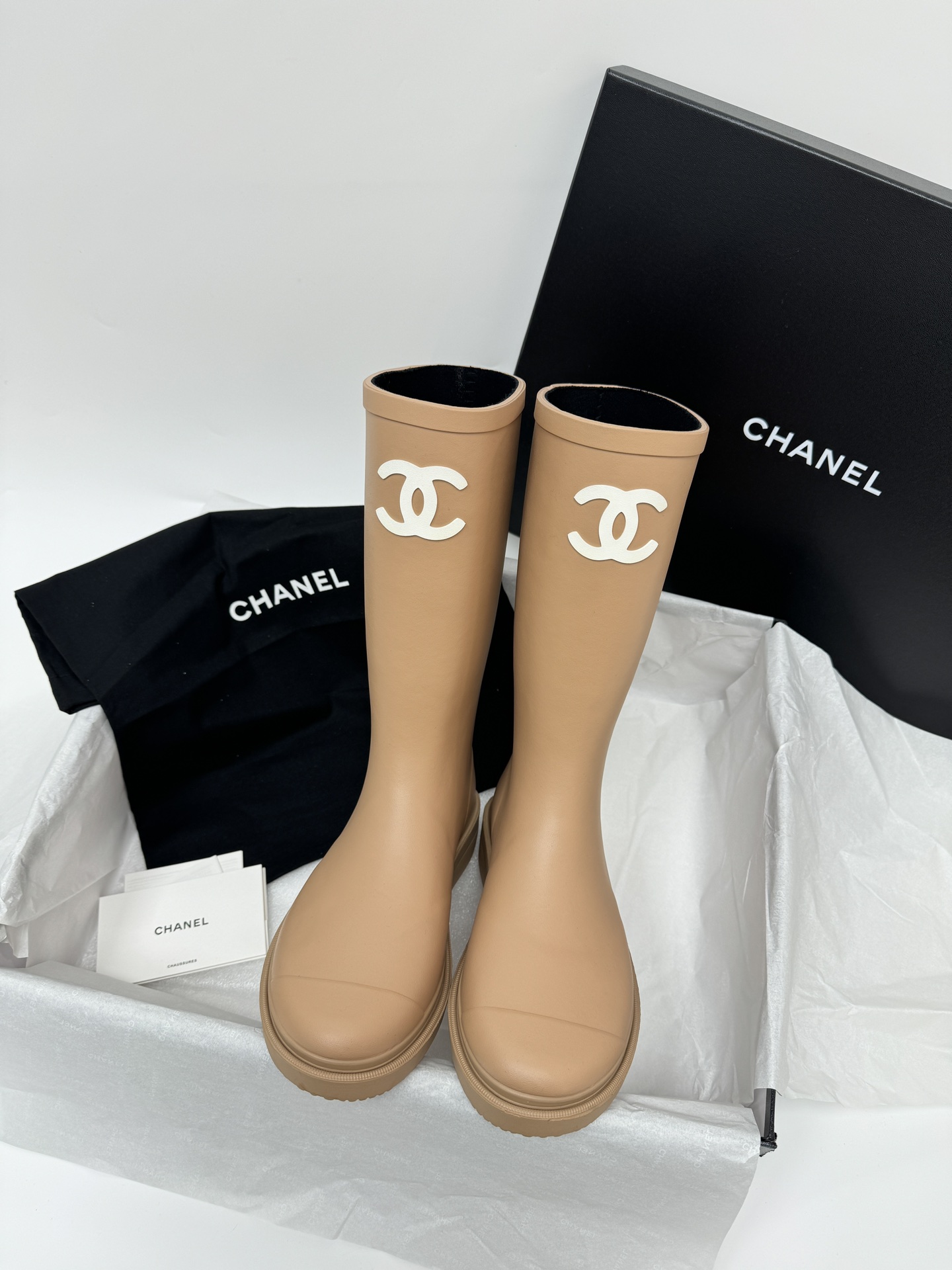 NO:614021,Chane* Vintage Second-hand rain boots series, top version, no seams in the rubber vulcanization process, consistent with the original version, environmentally friendly rubber material, no odor, the sole and the boot shaft are a combined cold bonding process, the shoe material is rubber, the inner velvet cloth fits the feet and does not stick to the feet. Waterproof rain boots, can be worn all year round. Size: 36-40, boots, chanel, boots, rain boots19860909Chane* Vintage 中古雨靴系列 顶级版本 无中缝线橡胶硫化工艺,与原版一致,环保橡胶材质,无异味,鞋底和靴筒是组合冷粘工艺 鞋的材质是橡胶,内里绒布贴合不粘脚.防水雨靴,一年四季都可以穿. Size:36-40,靴子,chanel,boots,rain boots,Women's Shoes