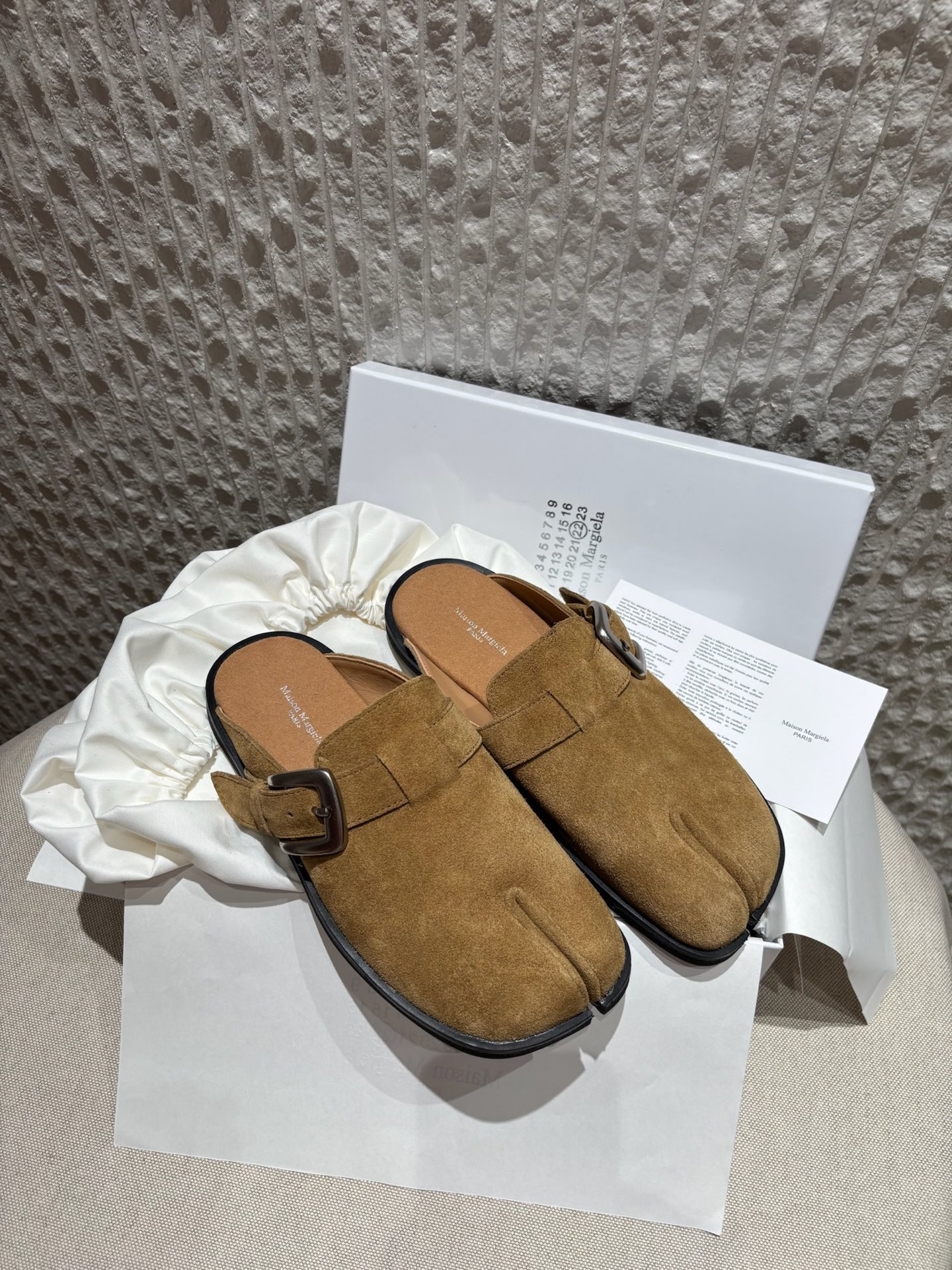 Мюли женские Maison Margiela из замши с раздвоенным носком