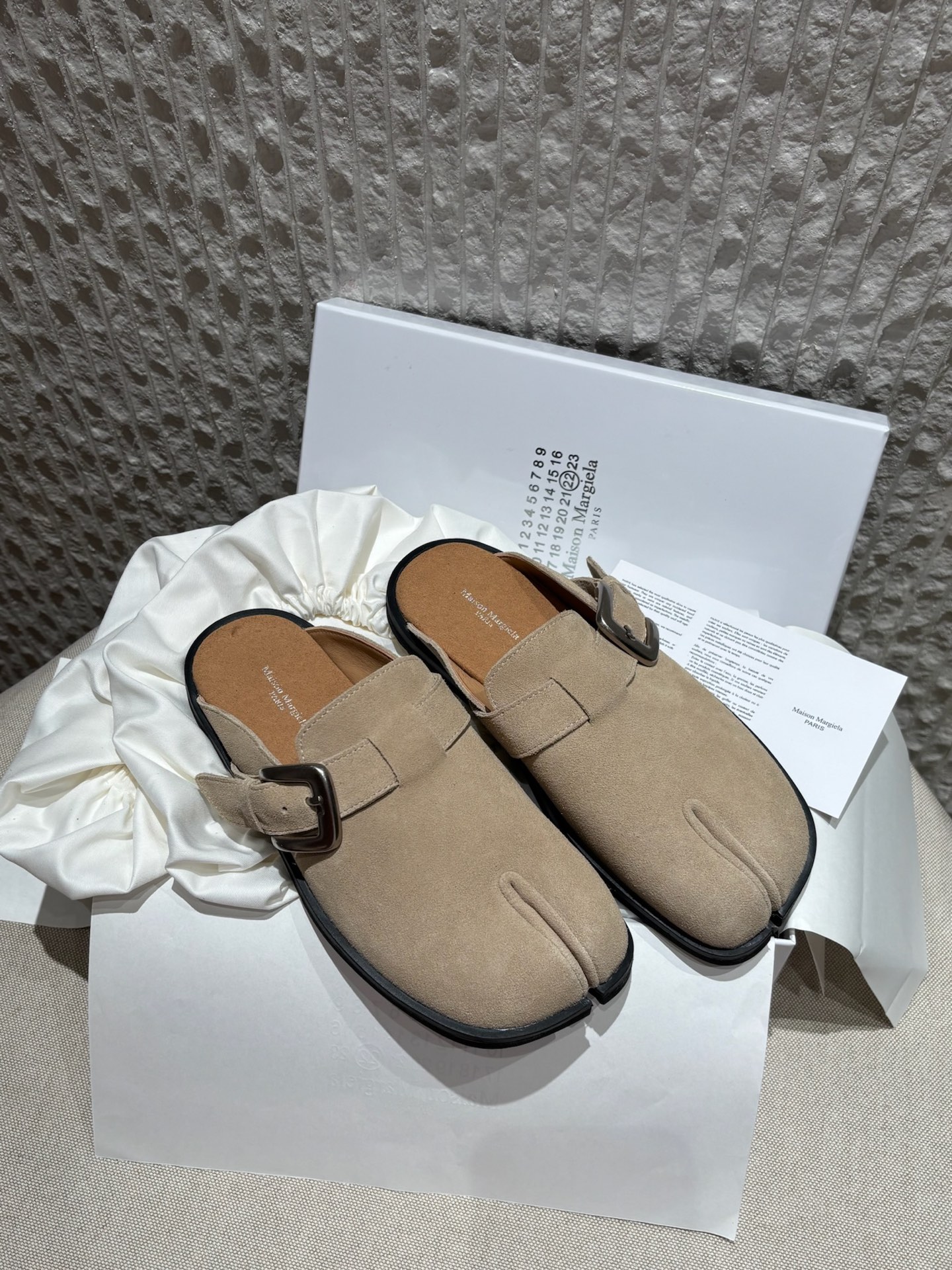 Тапочки Maison Margiela из нубука с разделенным носком и пряжкой