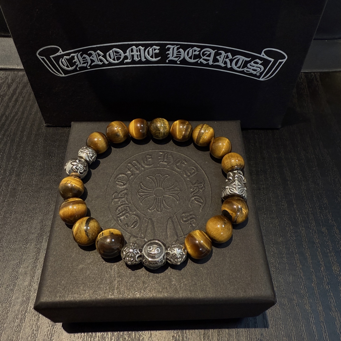  新款【专柜品质】Chrome Hearts克罗心经典多元素虎眼石手串手链 凹凸造型不同的花纹设计风格呈