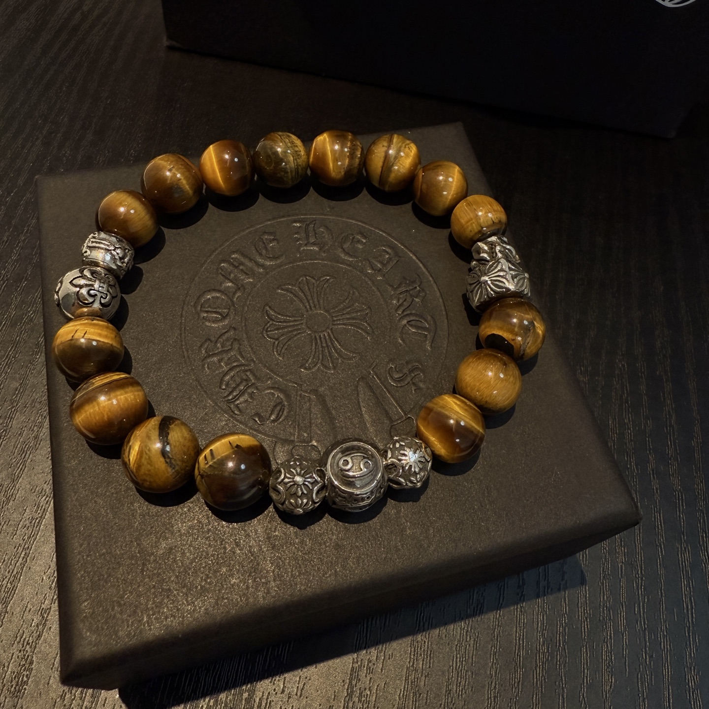  新款【专柜品质】Chrome Hearts克罗心经典多元素虎眼石手串手链 凹凸造型不同的花纹设计风格呈