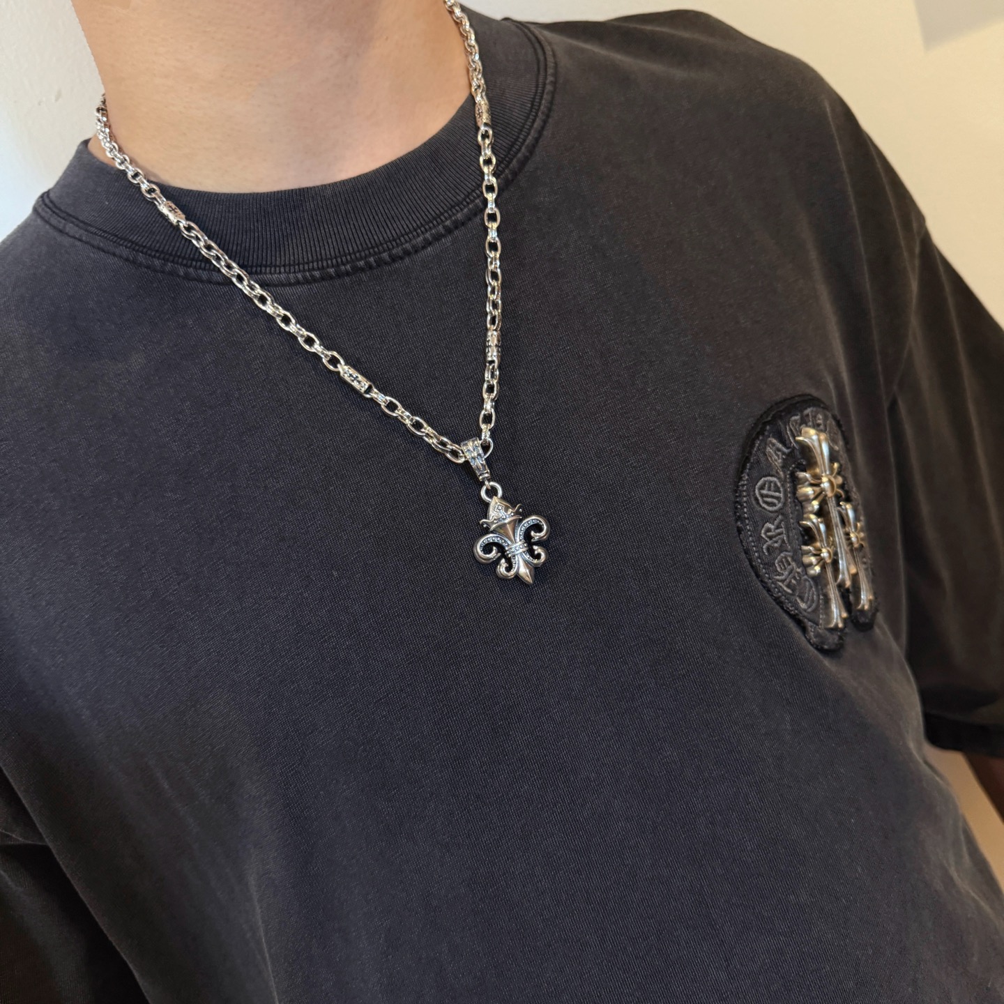   新款【专柜品质】Chrome Hearts克罗心经典复古十字架项链 童军花吊坠 凹凸造型不同的花纹设