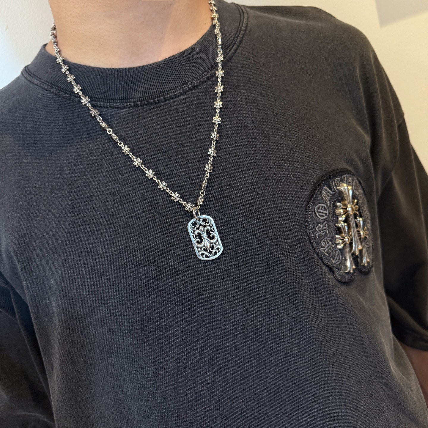  新款【专柜品质】Chrome Hearts克罗心经典复古十字花项链 方牌吊坠 凹凸造型不同的花纹设计风