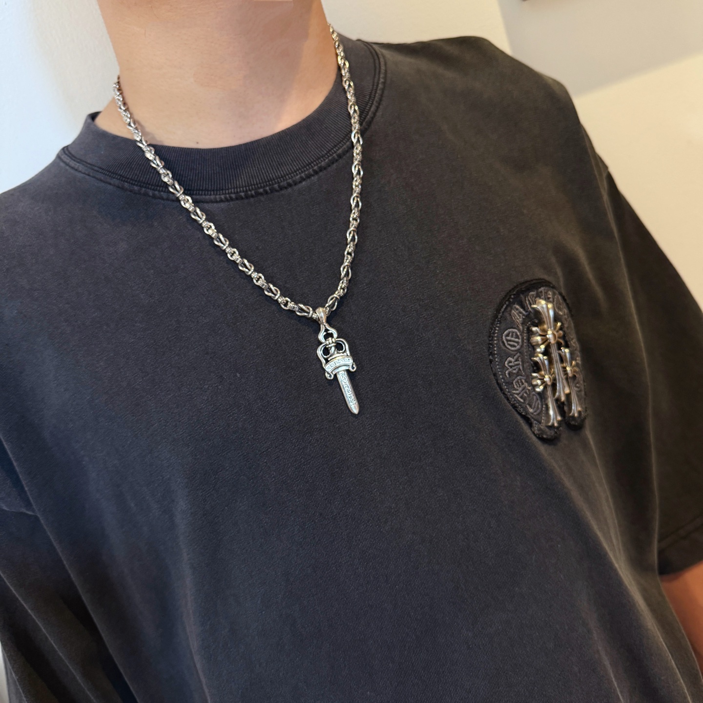  新款【专柜品质】Chrome Hearts克罗心经典复古多元素项链 宝剑吊坠 凹凸造型不同的花纹设计风