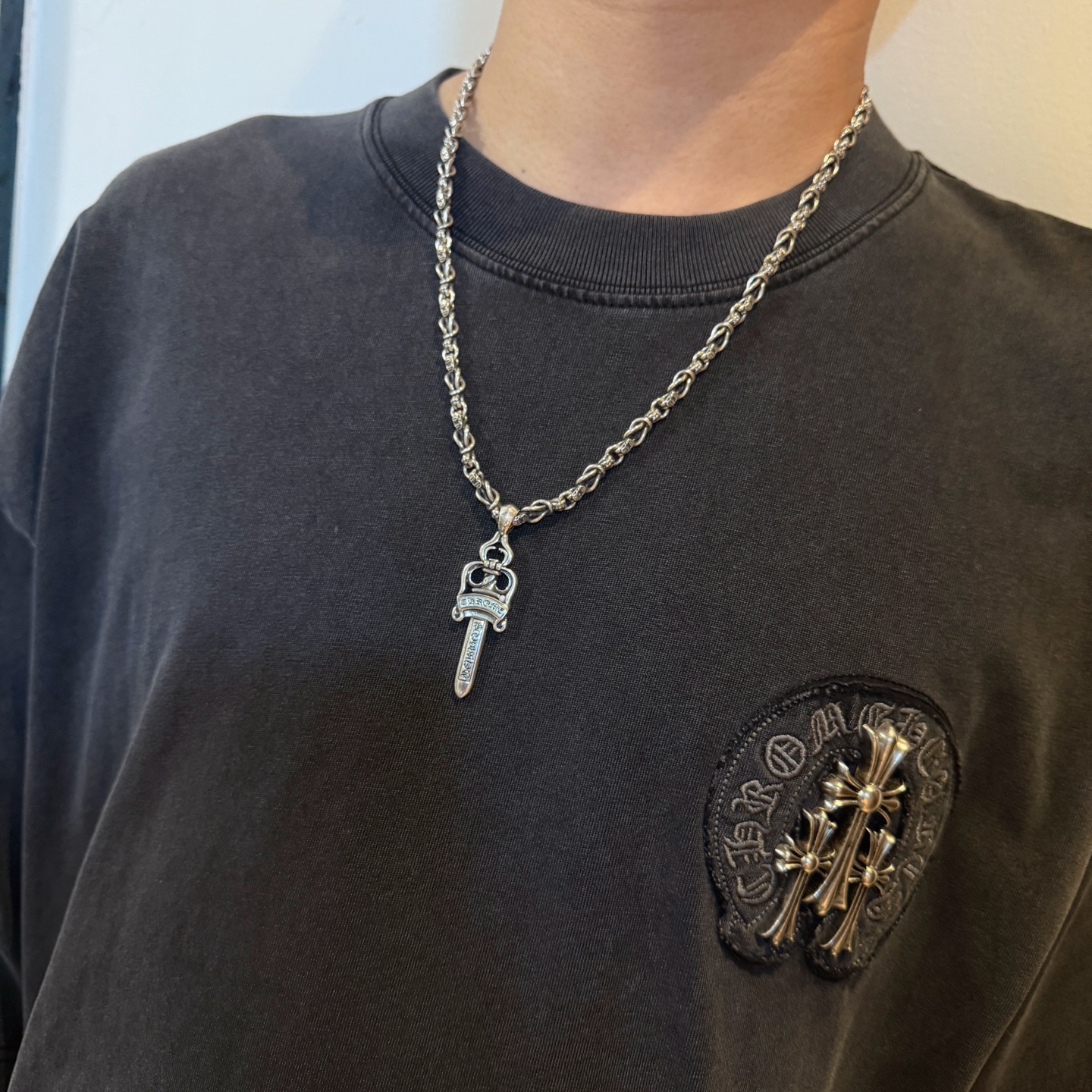  新款【专柜品质】Chrome Hearts克罗心经典复古多元素项链 宝剑吊坠 凹凸造型不同的花纹设计风