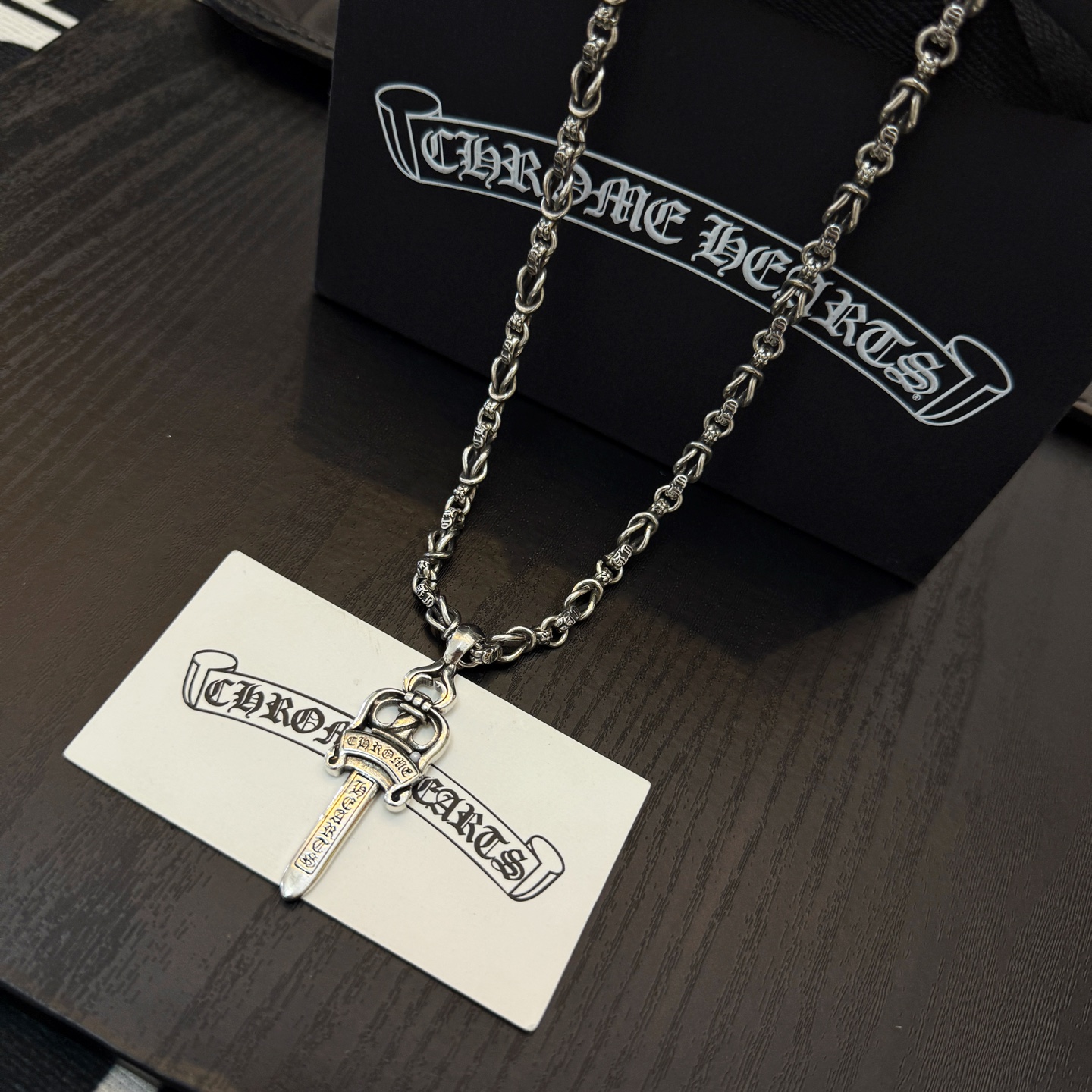  新款【专柜品质】Chrome Hearts克罗心经典复古多元素项链 宝剑吊坠 凹凸造型不同的花纹设计风