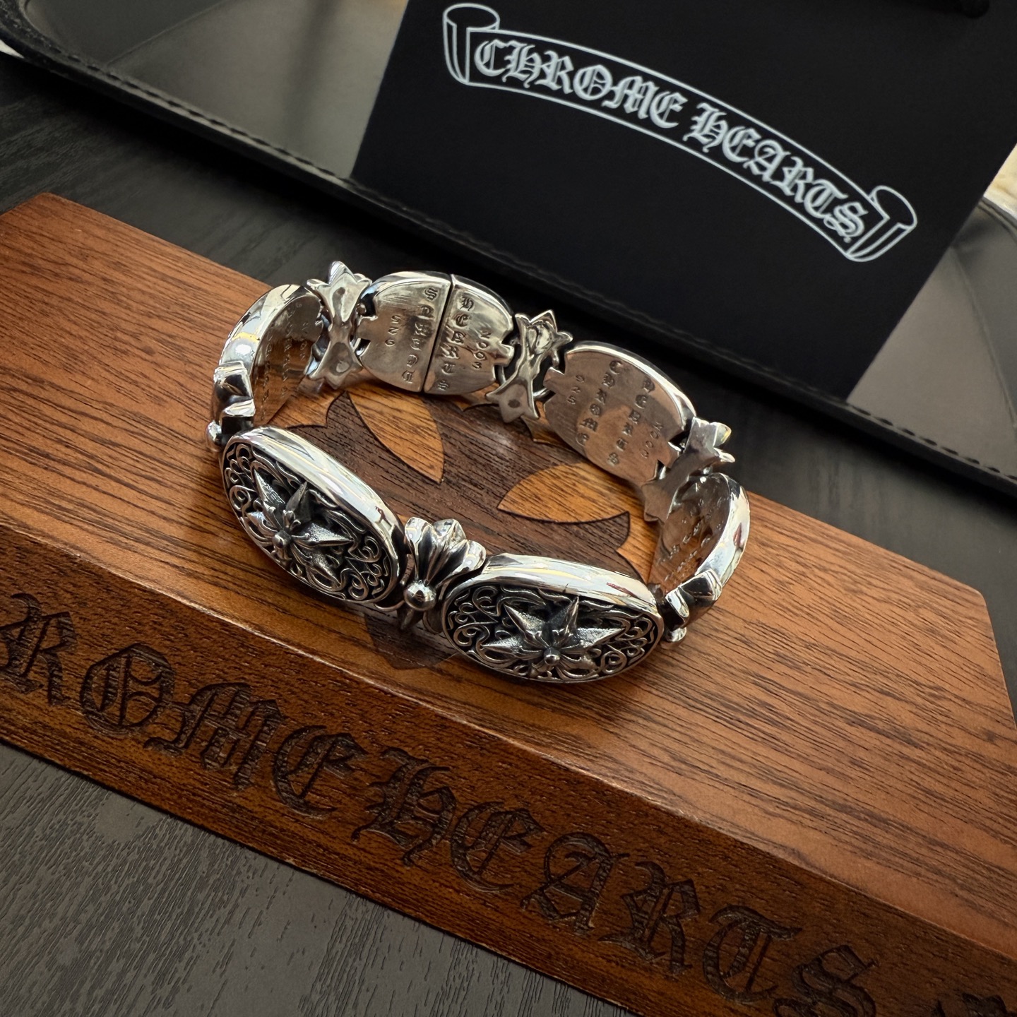  新款【专柜品质】Chrome Hearts克罗心经典复古六星芒手链 凹凸造型不同的花纹设计风格 呈现出