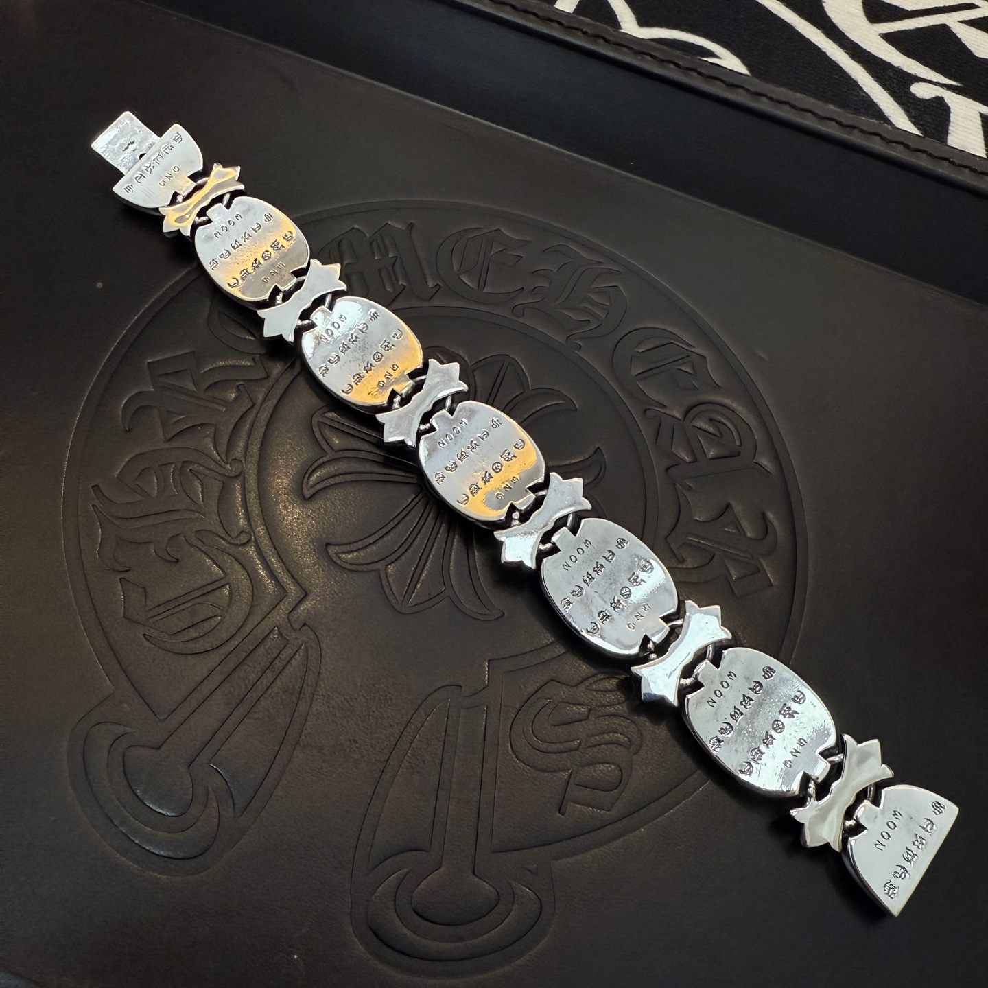  新款【专柜品质】Chrome Hearts克罗心经典复古六星芒手链 凹凸造型不同的花纹设计风格 呈现出