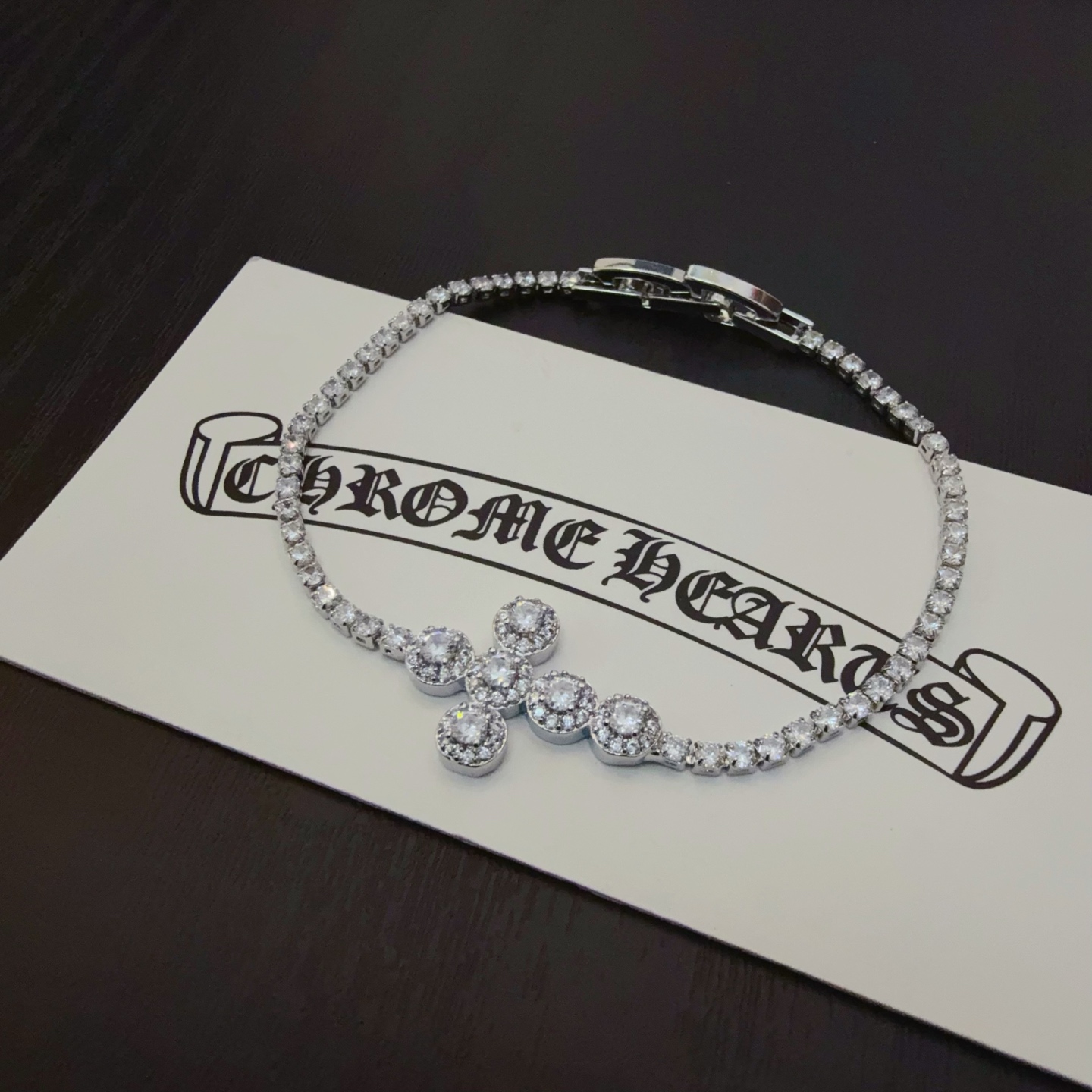 新款【专柜品质】Chrome Hearts克罗心经典镶钻十字花手链 凹凸造型不同的花纹设计风格 呈现出