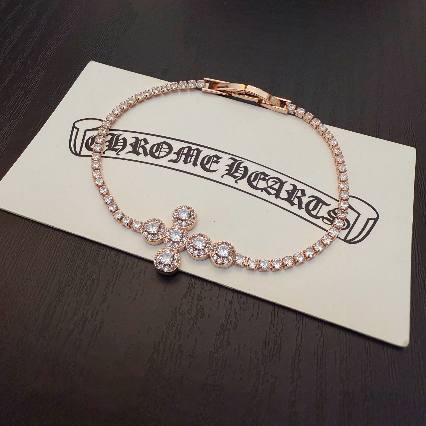  新款【专柜品质】Chrome Hearts克罗心经典镶钻十字花手链 凹凸造型不同的花纹设计风格 呈现出