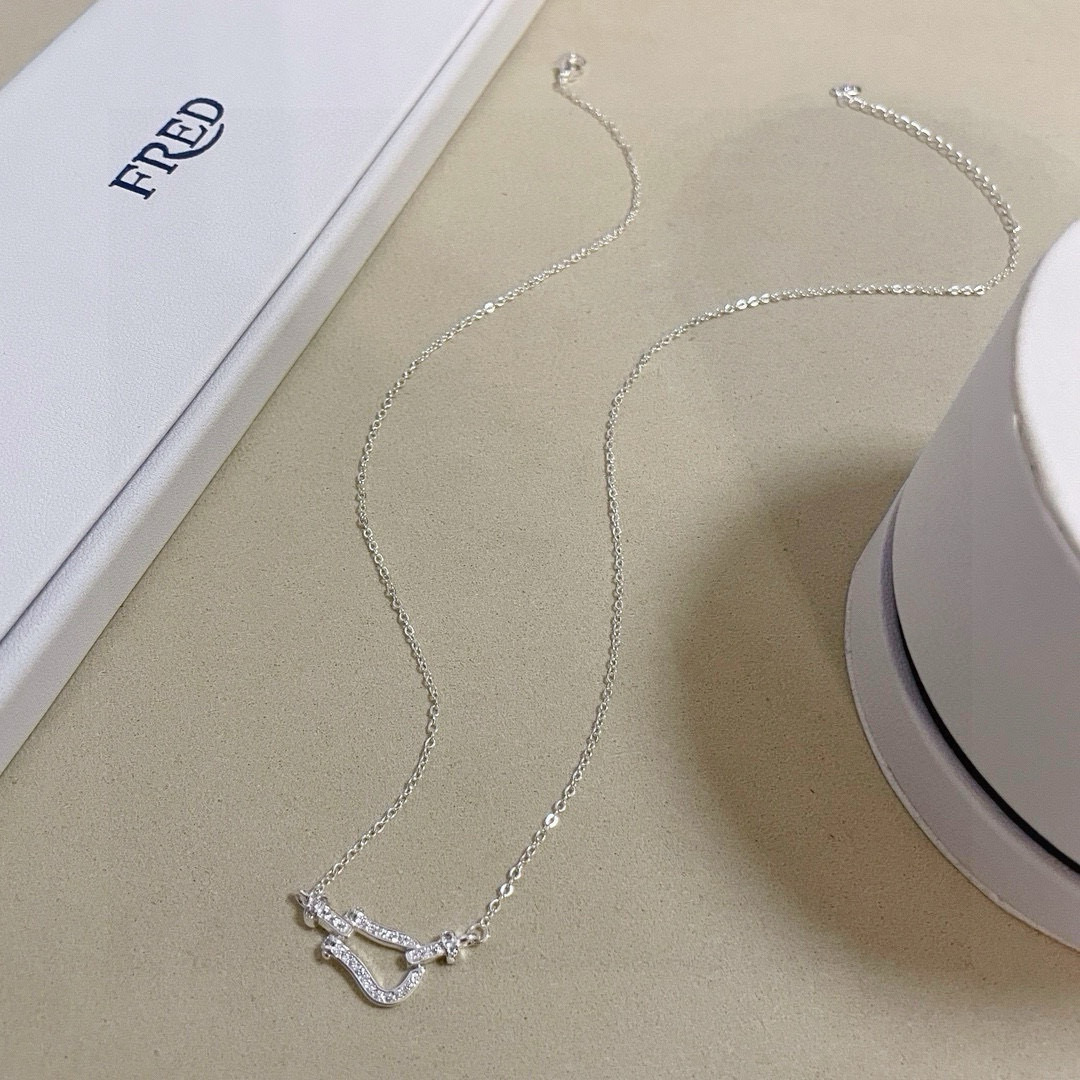  🎉 𝗙𝗥𝗘𝗗 费雷德满钻马蹄扣mini项链，精工微镶，高端定制，专柜材质，加厚电镀工艺，很精致很亮，叠
