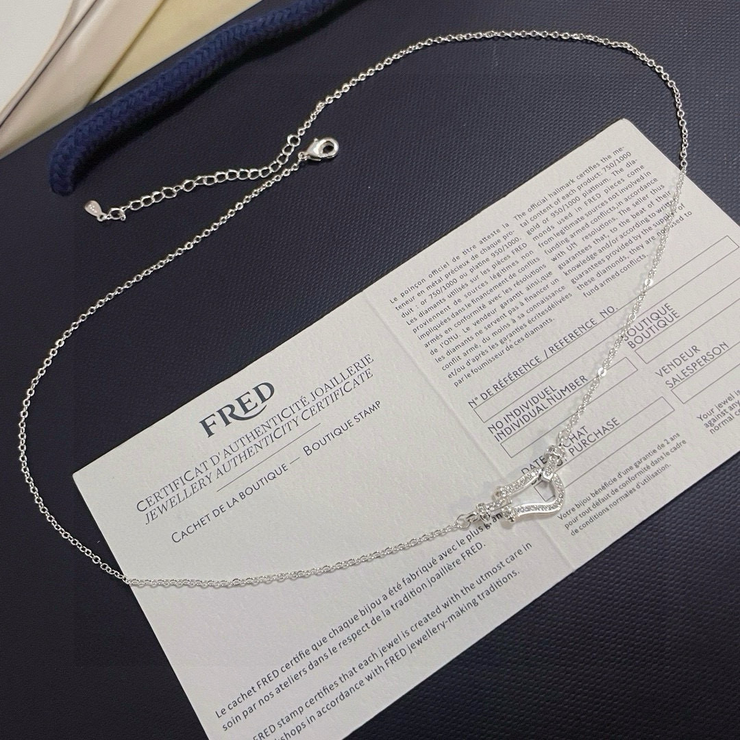  🎉 𝗙𝗥𝗘𝗗 费雷德满钻马蹄扣mini项链，精工微镶，高端定制，专柜材质，加厚电镀工艺，很精致很亮，叠