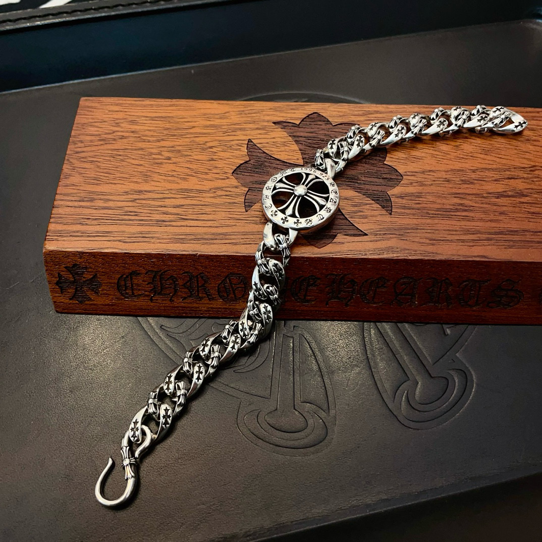  新款【专柜品质】Chrome Hearts克罗心经典复古圆十字架手链 凹凸造型不同的花纹设计风格 呈现
