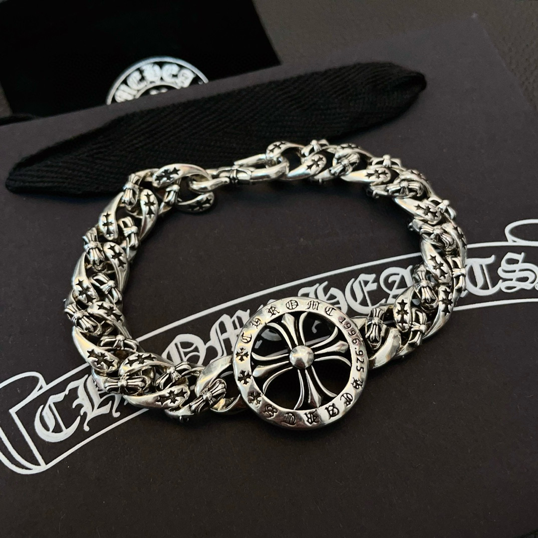  新款【专柜品质】Chrome Hearts克罗心经典复古圆十字架手链 凹凸造型不同的花纹设计风格 呈现
