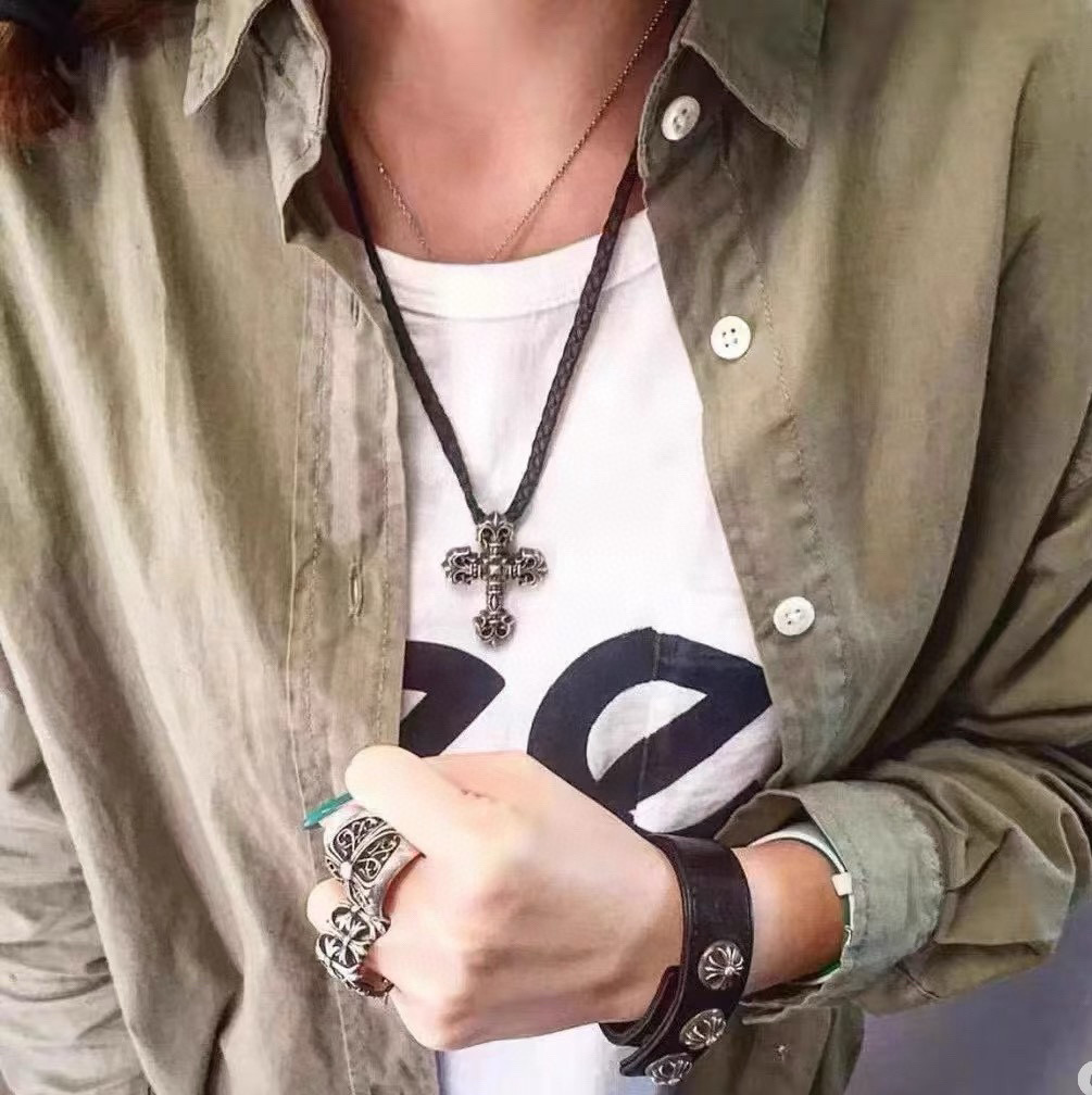 NO:380395,Batch New [Counter Quality] Chrome Hearts Crock Cartilage Necklace, Flame Cross Pendant, Arbitrarily Adjusted Length, Kuaishou/ins/Little Red Book Popular, Different Concave and Convex Scout Flowers present uniqueness Cross Scout Flowers are Crock's ambitions, so they last longer. Genuine version Chrome Hearts Crock's difference in market ordinary light version, benchmarking quality, looking at the details of the letter printing, retro old gray oxygen level. Seiko version!  !  !  Pure handmade ~ Authentic model opening must-have fashion and fashion, both men and women can wear it, same style for couples, original official website, rock punk style silver style, retro elements, trendy and versatile!  , jewelry boutique, chrome hearts, chrome hearts, necklace19860909批 新款【专柜品质】Chrome Hearts克罗心皮绳项链 ,火焰十字架吊坠,任意调节长度,快手/ins/小红书热门 凹凸造型不同的花纹设计风格 呈现出与众不同 十字架 童军花是克罗心的志 所以更经久不衰 正品打版Chrome Hearts克罗心 区别市场普通轻版 对版对标品质 看字印细节 复古做旧灰氧程度.精工版本！！！ 纯手工打造 ～正品开模潮流时尚必备 男女均可佩戴 情侣同款 官网原版 摇滚朋克泰银风格 复古元素 潮流百搭！,饰品精品,chrome hearts,chrome hearts,necklace,Jewelry