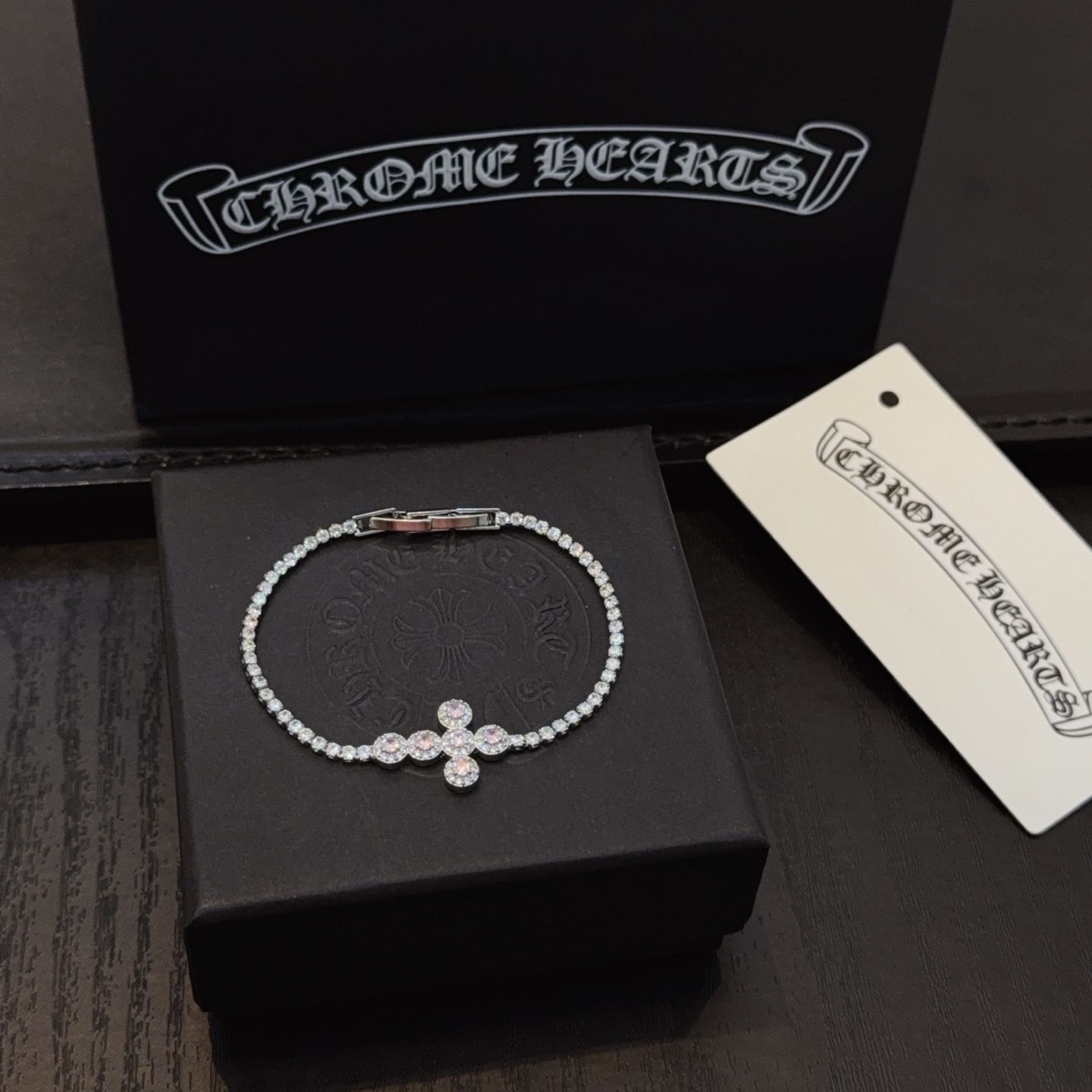  新款【专柜品质】Chrome Hearts克罗心镶钻十字架手链 凹凸造型不同的花纹设计风格 呈现出与众