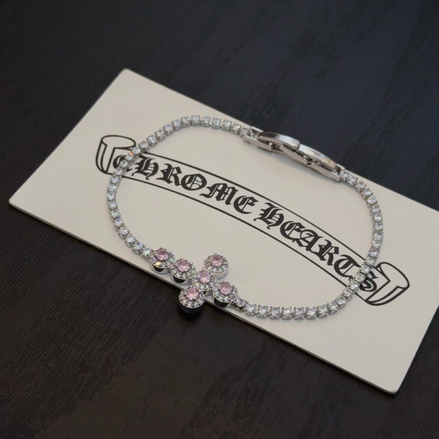  新款【专柜品质】Chrome Hearts克罗心镶钻十字架手链 凹凸造型不同的花纹设计风格 呈现出与众