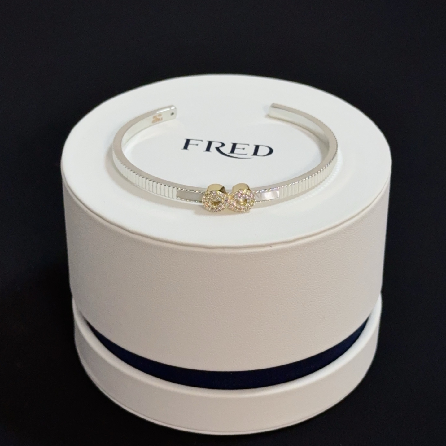 NO:533324,Popular Fered open-mouth diamond-set 8-character bracelet, classic and versatile, internet celebrity expert, a must-have item for fashion, fashionable and exquisite, 11 pairs of customized versions, thickened electroplating 18k technology, different from the ordinary version on the market, the effect of getting started with is very versatile!  !  , jewelry quality, bracelet19860909火爆 费雷德开口镶钻8字扣手链,经典百搭,网红达人 时尚一族备必单品,时尚精致,11对版定制,加厚电镀18k工艺,区别市面上普通版本上手效果非常百搭！！,饰品精品,bracelet,Jewelry