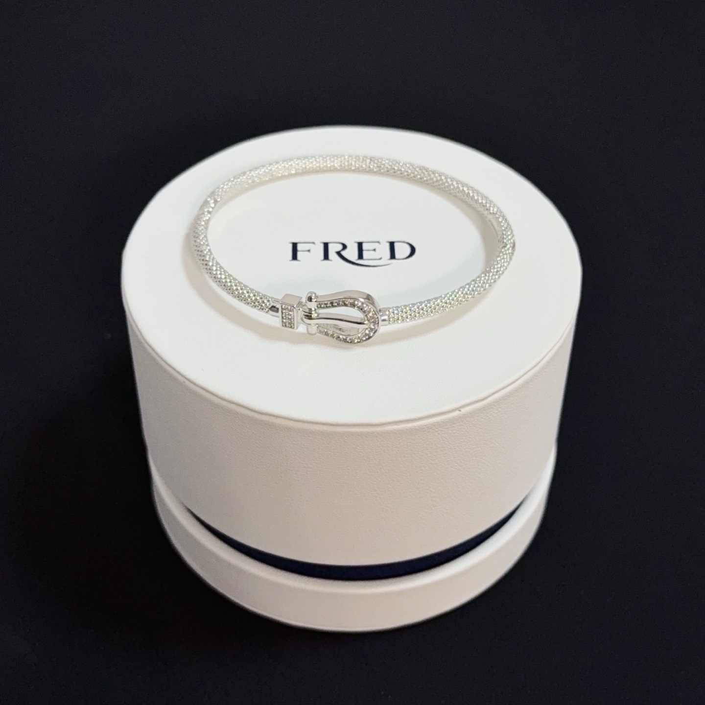 NO:533327,Popular Ferederik diamond-inlaid horseshoe buckle bracelet, classic and versatile, internet celebrity expert, a must-have item for fashion, fashionable and exquisite, 11 pairs of customized versions, thickened electroplating 18k technology, different from the ordinary version on the market, the effect of getting used is very versatile!  !  , jewelry quality, bracelet19860909火爆 费雷德满钻镶钻马蹄扣手链,经典百搭,网红达人 时尚一族备必单品,时尚精致,11对版定制,加厚电镀18k工艺,区别市面上普通版本上手效果非常百搭！！,饰品精品,bracelet,Jewelry