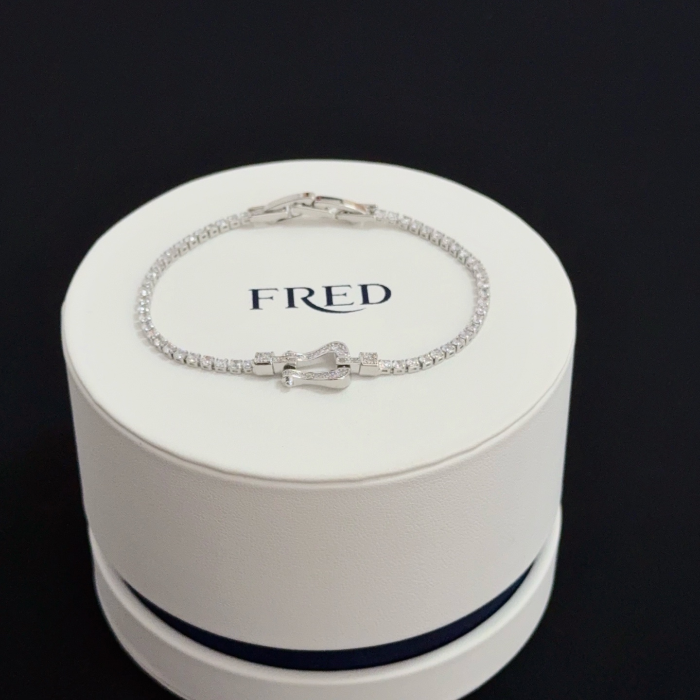 NO:380326,Popular Ferederik diamond-inlaid horseshoe buckle bracelet, classic and versatile, internet celebrity expert, a must-have item for fashion, fashionable and exquisite, 11 pairs of customized versions, thickened electroplating 18k technology, different from the ordinary version on the market, the effect of getting used is very versatile!  !  , jewelry quality, bracelet19860909火爆 费雷德满钻镶钻马蹄扣手链,经典百搭,网红达人 时尚一族备必单品,时尚精致,11对版定制,加厚电镀18k工艺,区别市面上普通版本上手效果非常百搭！！,饰品精品,bracelet,Jewelry